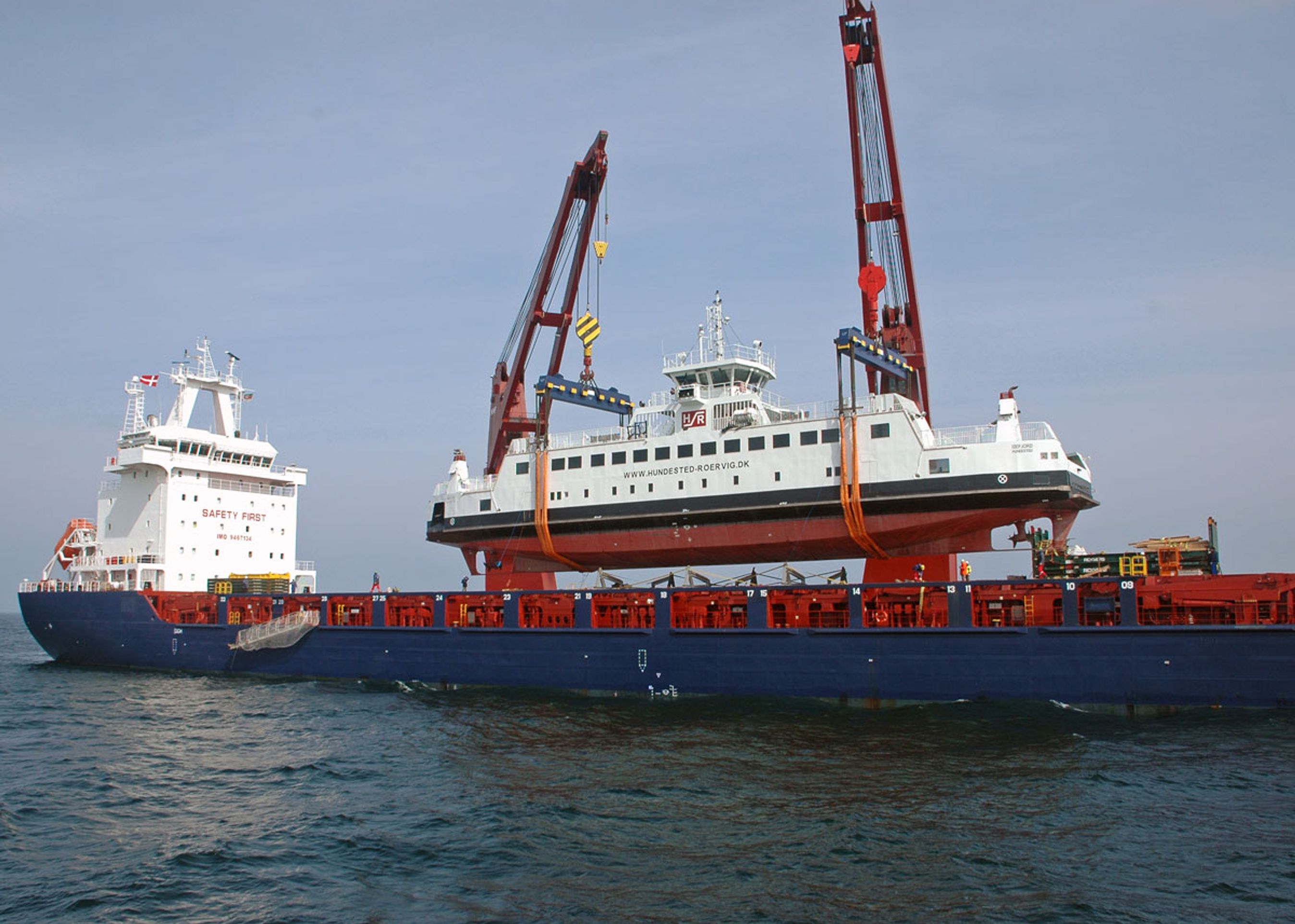 "Isefjord" er bygget på Western Marine Shipyard i Chittagong, Bangladesh, og er for lille til at sejle den lange vej. Derfor ankom den til danske farvande sidst i april ombord på såkaldt heavylifter, der satte den i vandet tæt på Hundested. 