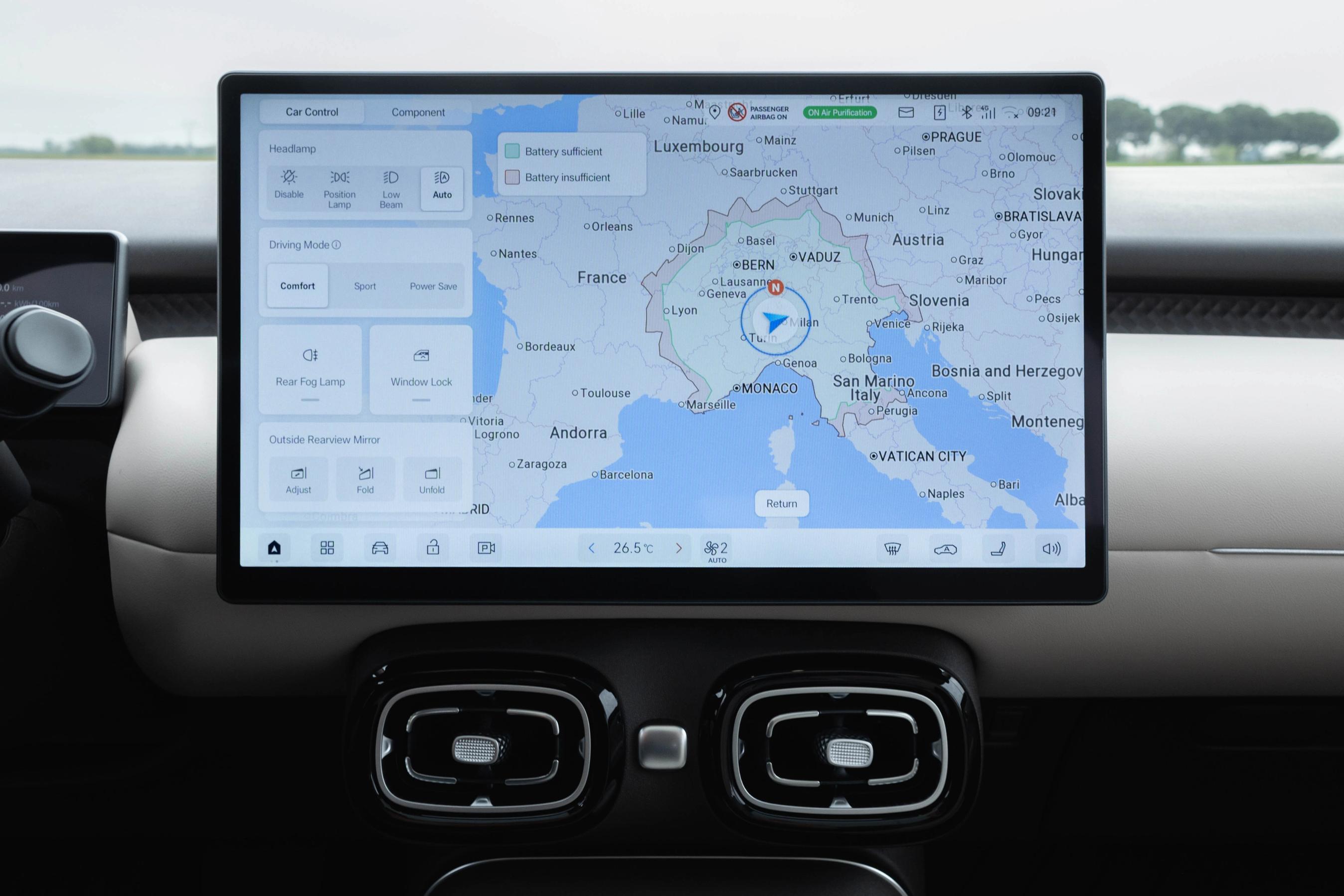 Aion UT har en 15 tommer touchskærm. Her ses rækkevidden for bilen på et kort.