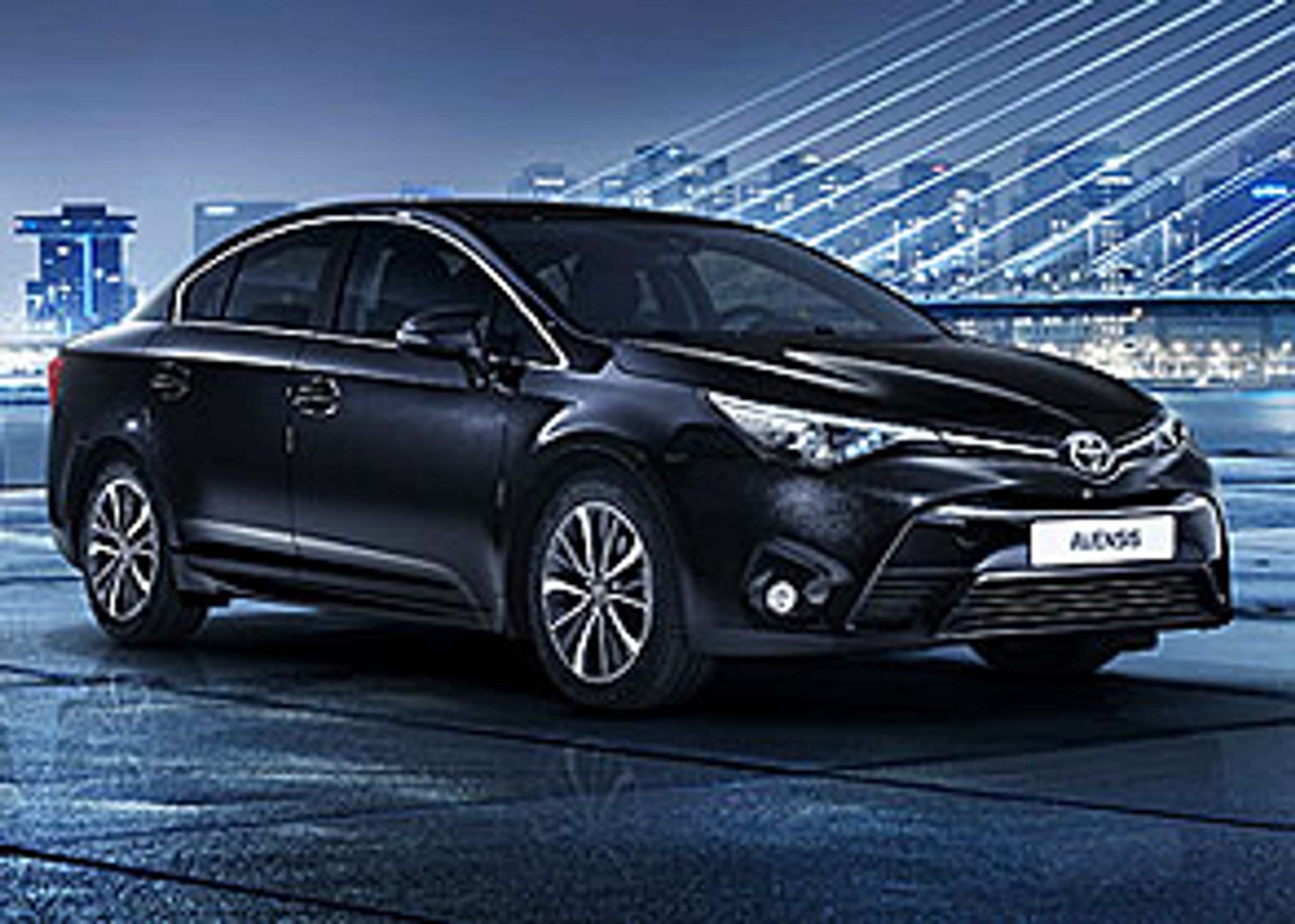 Avensis i 2015-udgaven har fået en front med klare ligheder med Aygo, Yaris og Auris, men X-designet er mere afdæmpet her.
