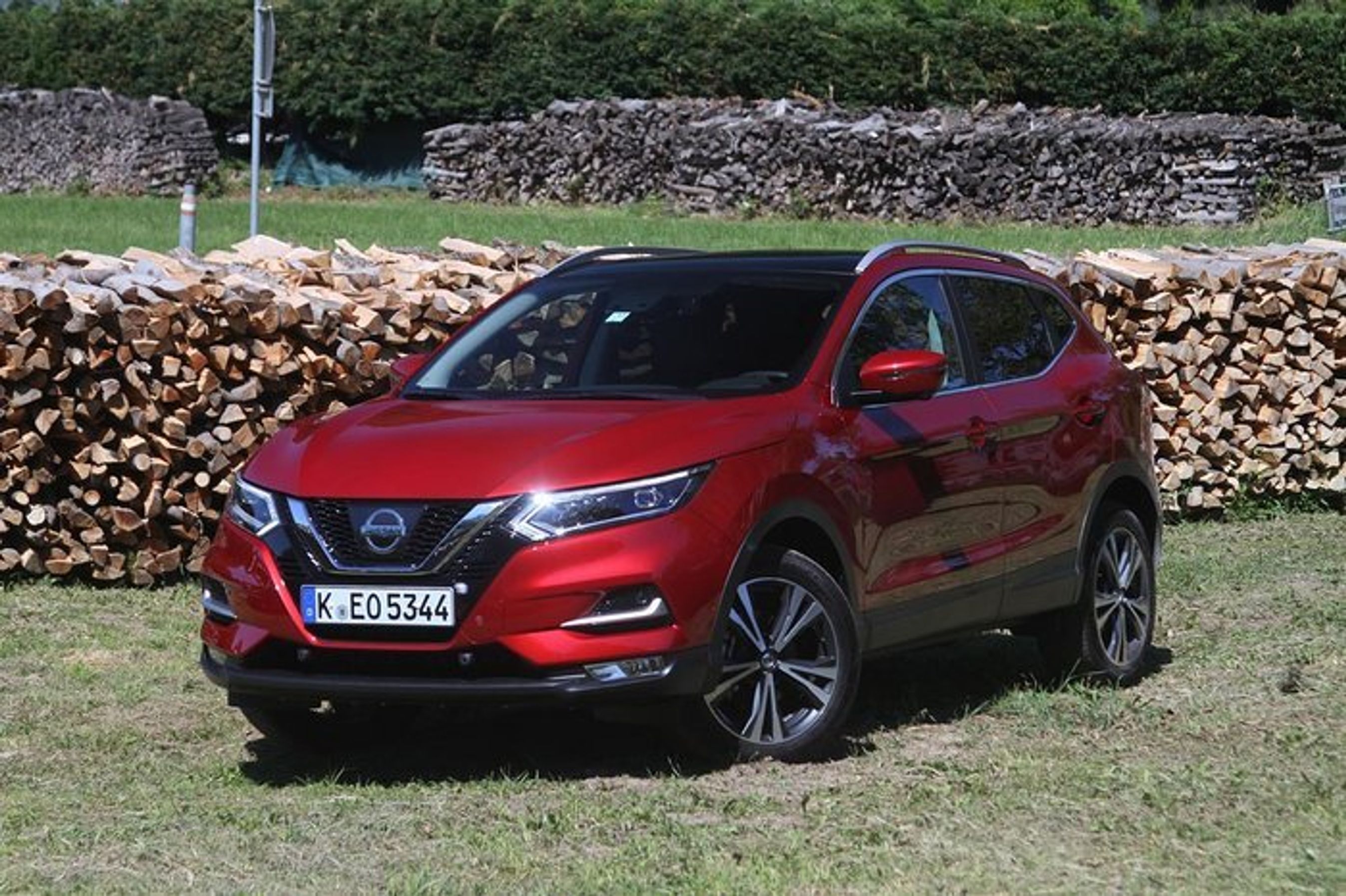 Qashqais front er helt ændret med den markante V-form i grillen og integreret kofanger. Tågeforlygterne er placeret lavere.