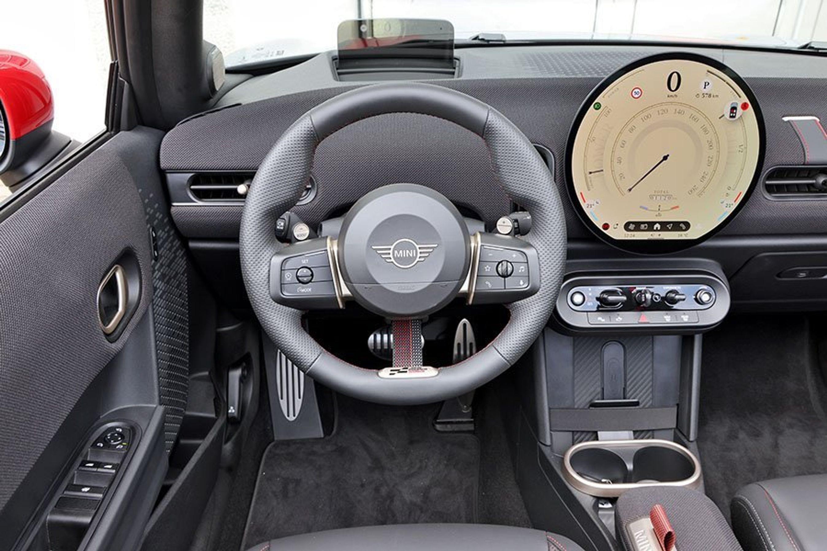 Førerpladsen i en Mini Cabrio