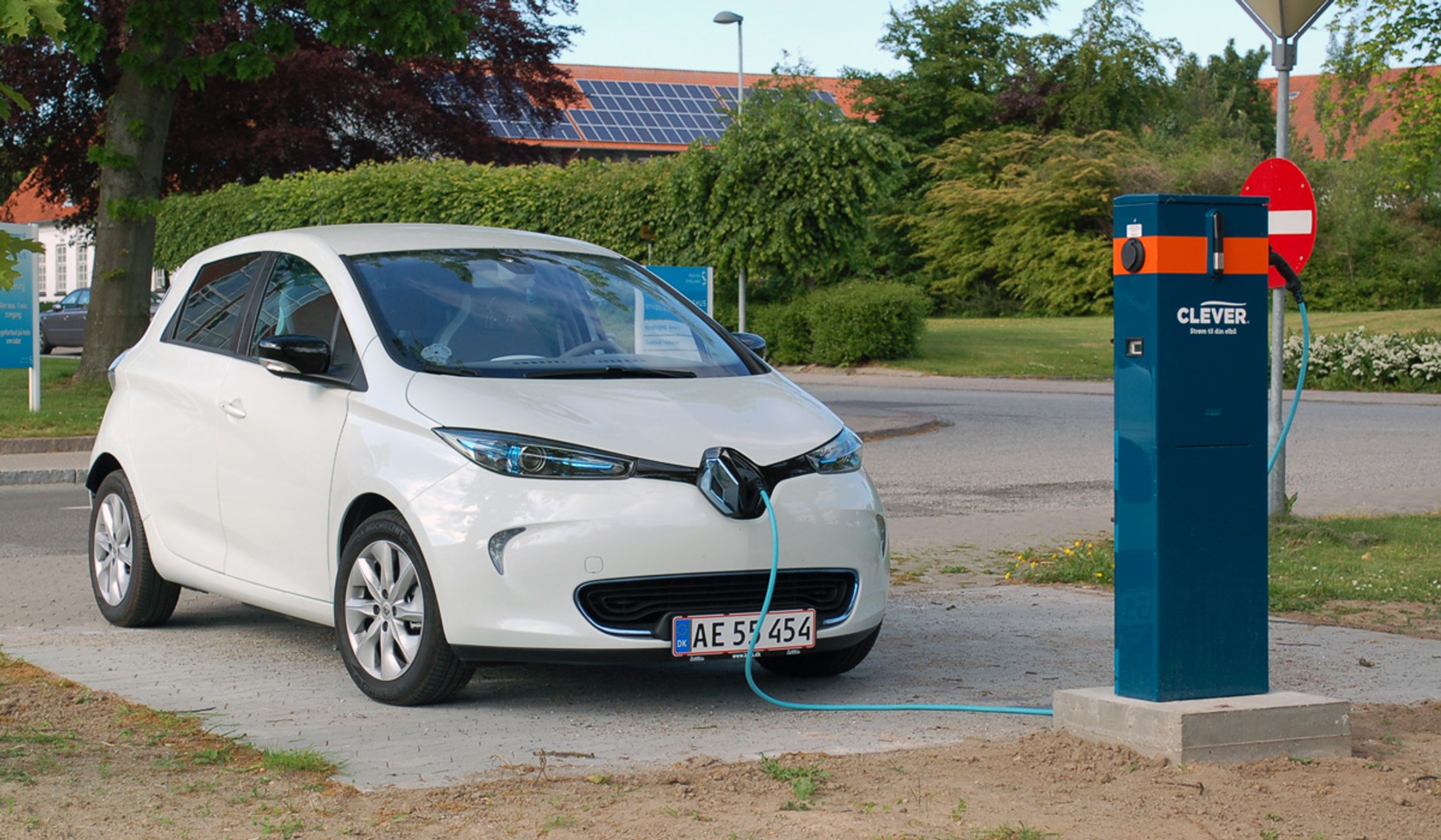 Den nye Renault Zoe kan føle sig godt hjemme ved en Clever-lader, som netop kan levere 22 kWh, som er bilens maksimum.