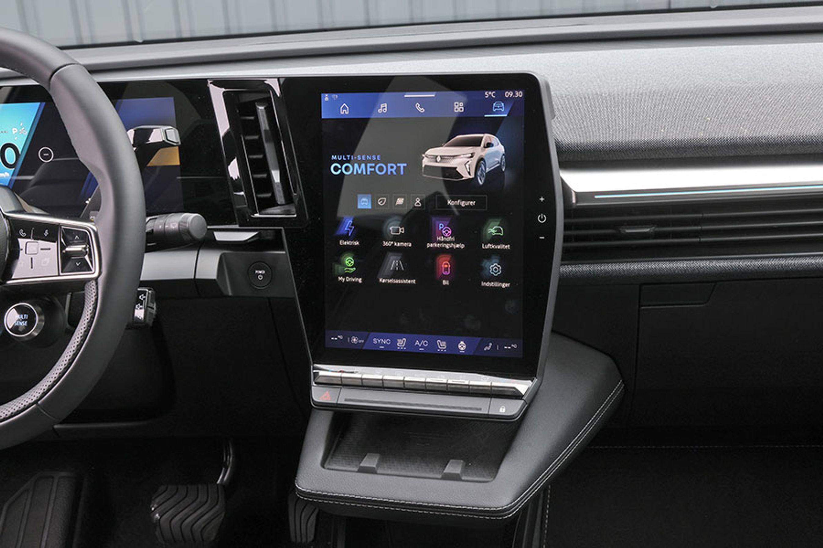 Den store skærm med Google-systemet er en del af Techno-versionen. Det er en klar opgradering af Scenic og en god grund til at vælge Techno frem for den billigste udgave.