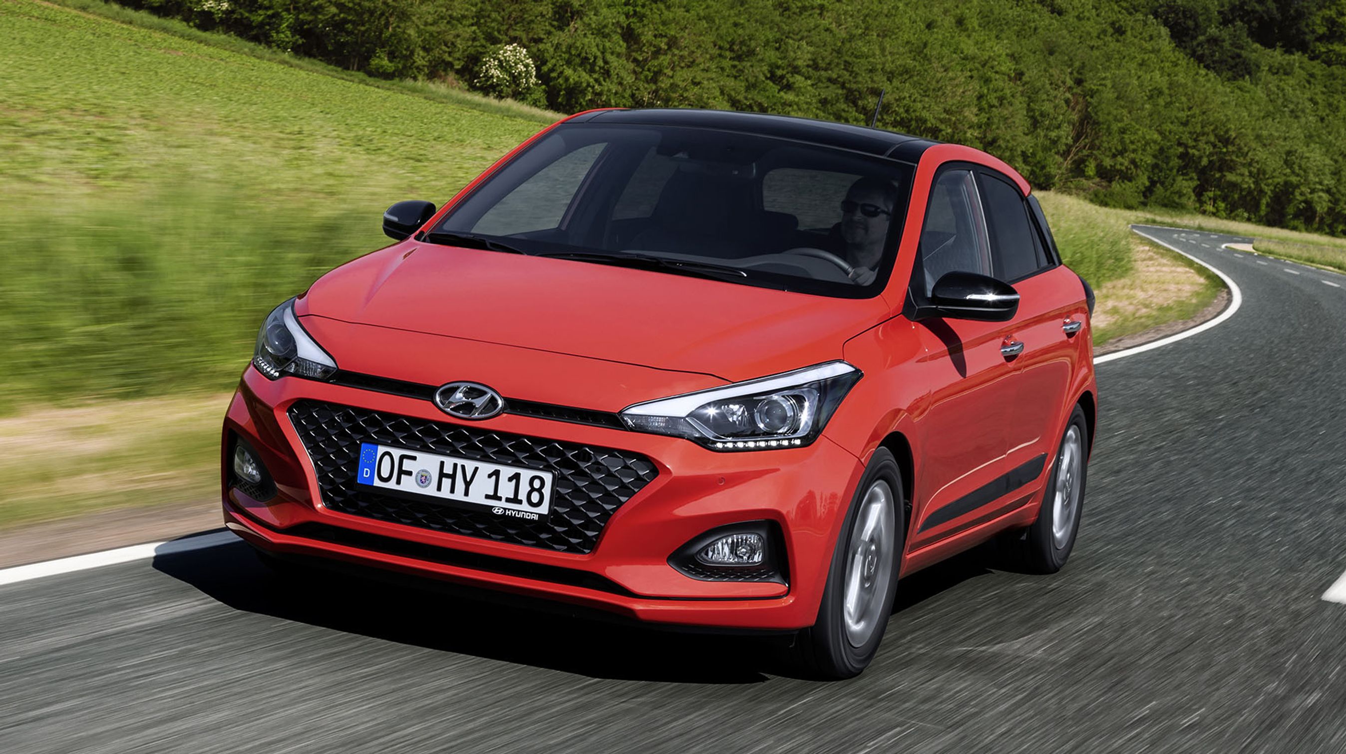 Ny, markant grill og nye lygter giver en god portion fin fornyelse af i20. Denne Tomato Red er en af tre nye karrosserifarver.