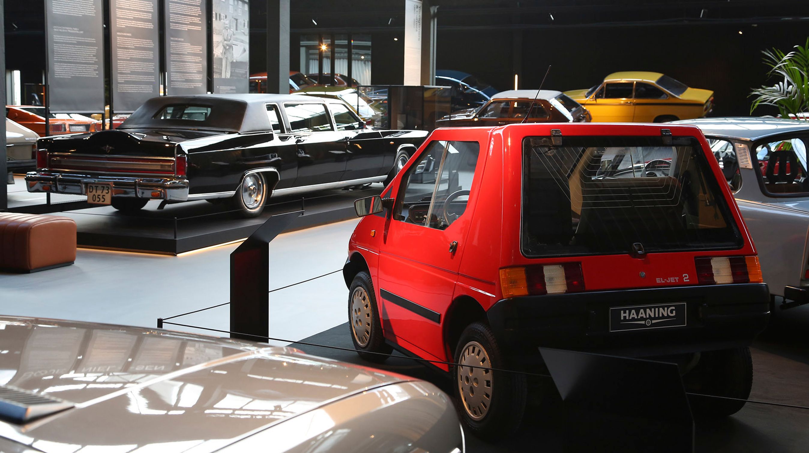 Danske kontraster: Forrest den lille Kewet-elbil, der kom til verden i Hadsund i 1990’erne – i baggrunden en Lincoln-limousine fra 1979, som den omstridte byggematador Bøje Nielsen førte sig frem i.