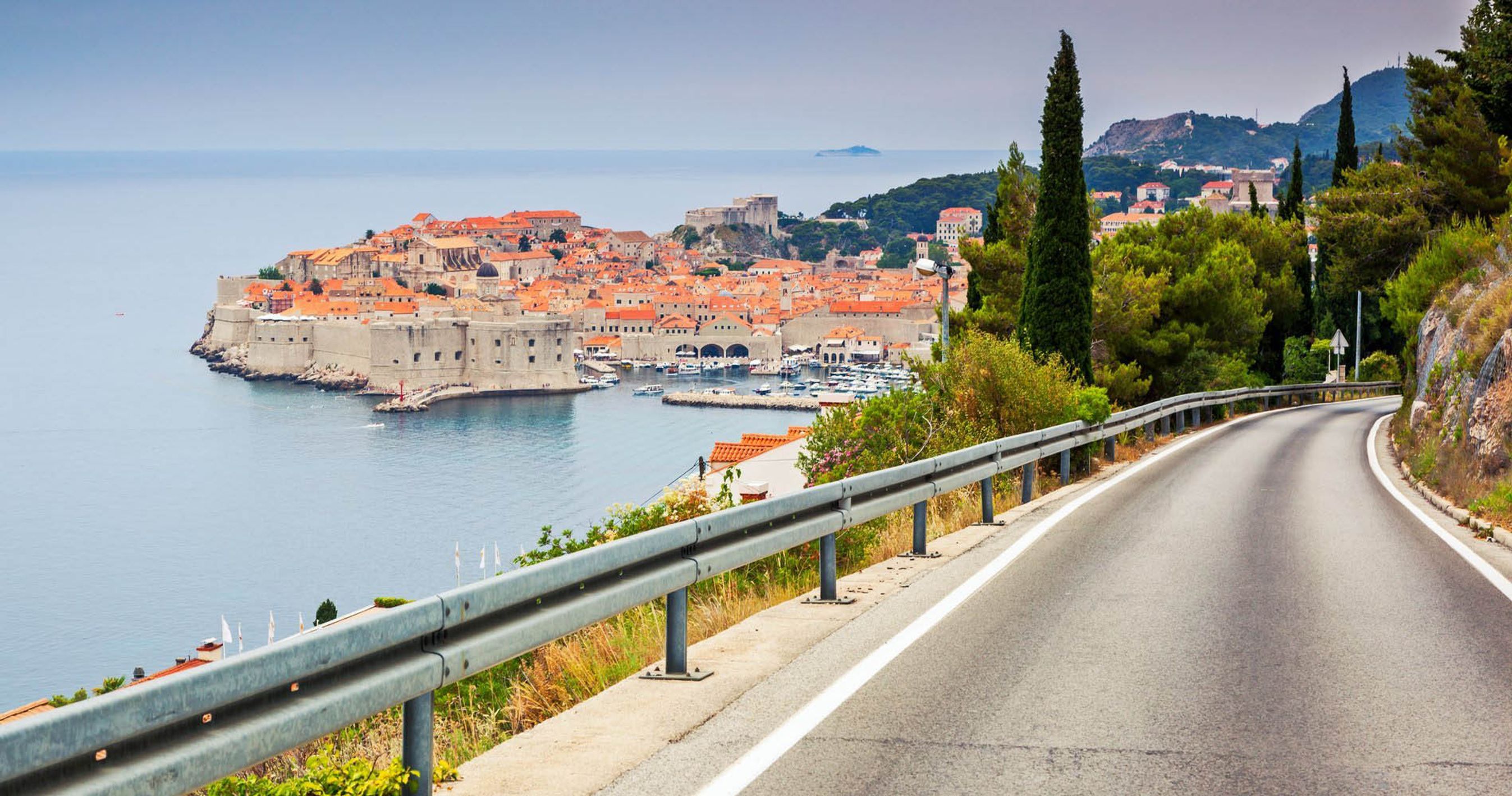 Vej og landskab i Kroatien.