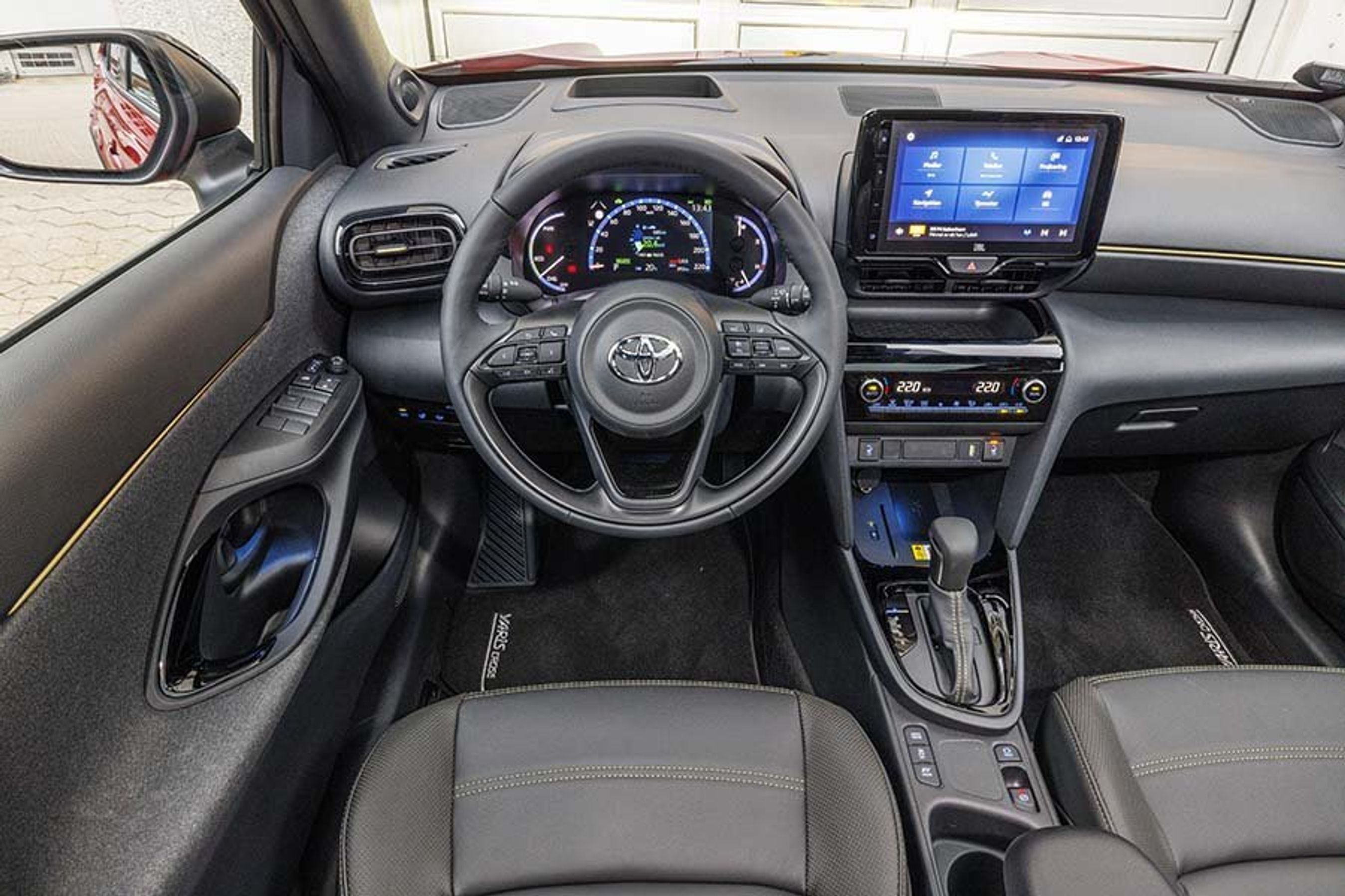 Kabinen er præget af mange knapper, på det punkt er den lidt traditionel. 