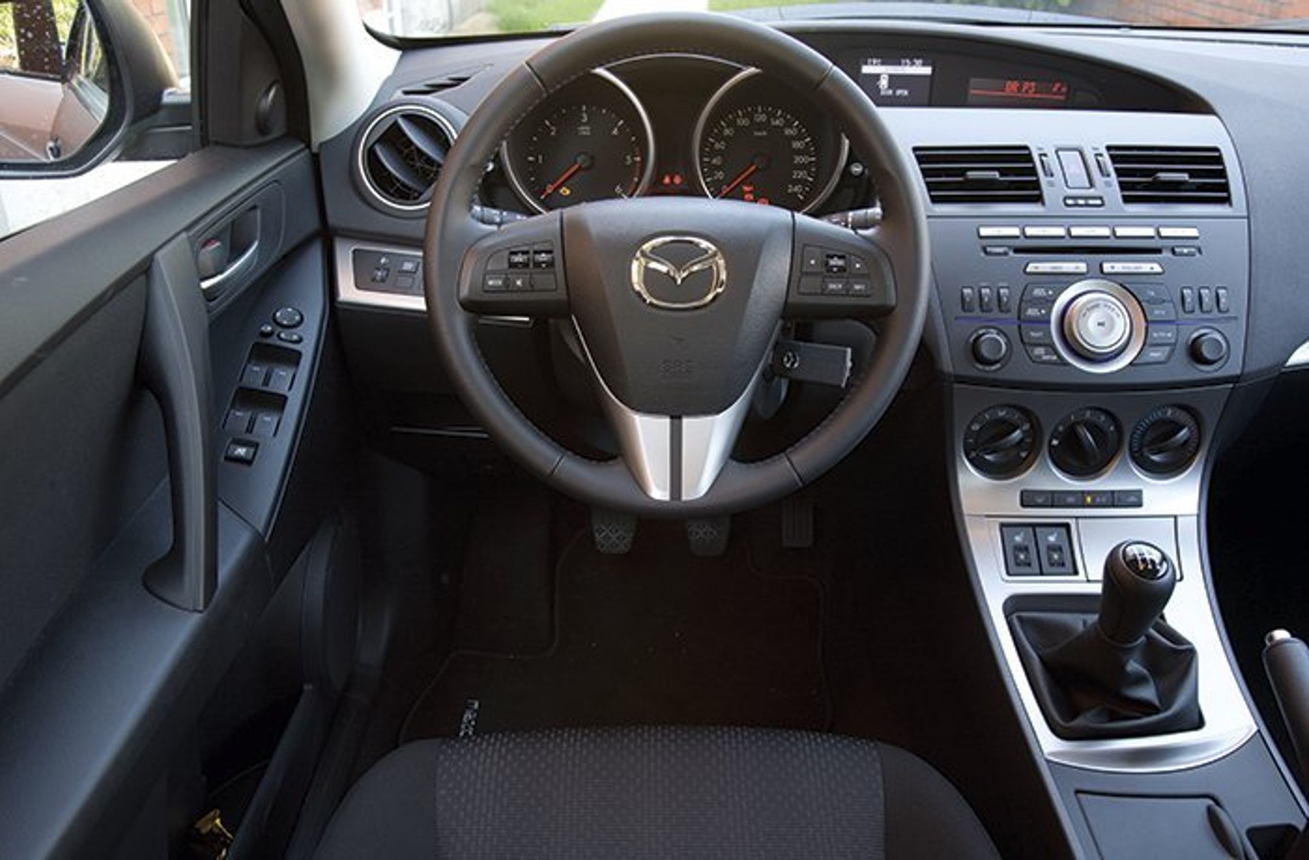 Man sidder godt bag rattet, der kan justeres op/ned og ud/ind. 