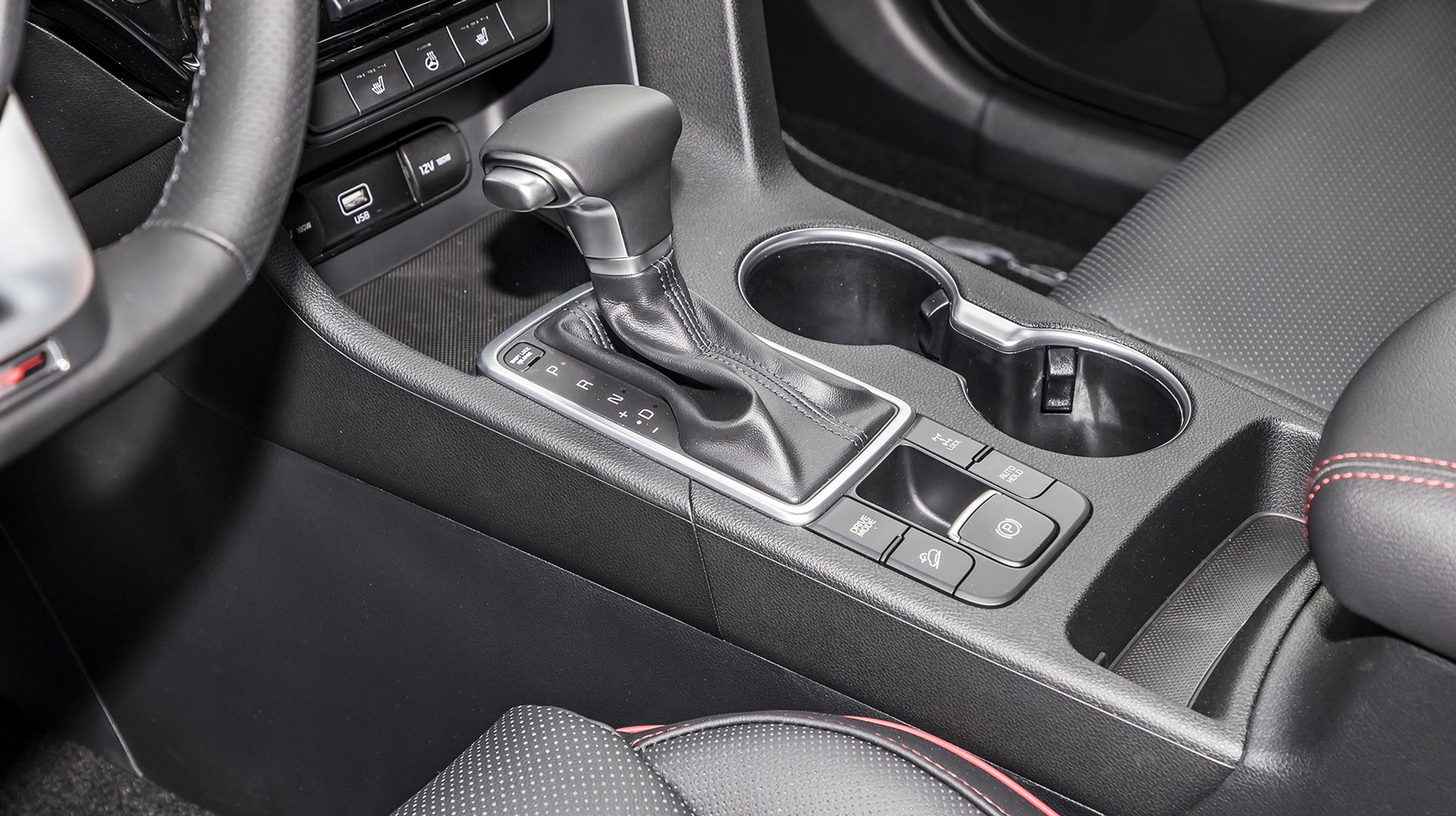 Gearstangen er af den klassiske type, og man skal selv sætte den i P, når man slukker motoren. Der er dog skiftegreb bag rattet.