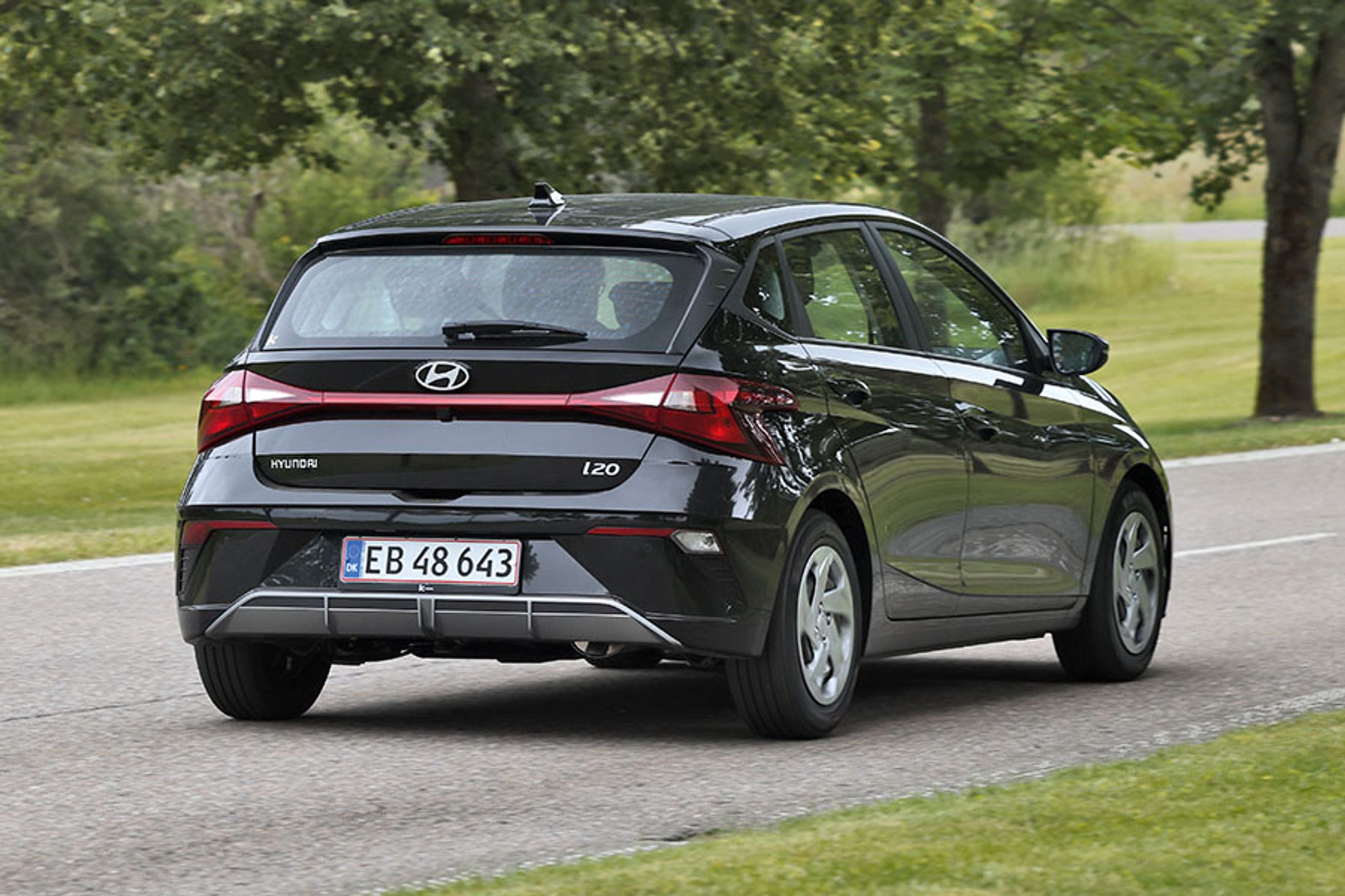Hyundai i20 set bagfra, mens den kører på en vej