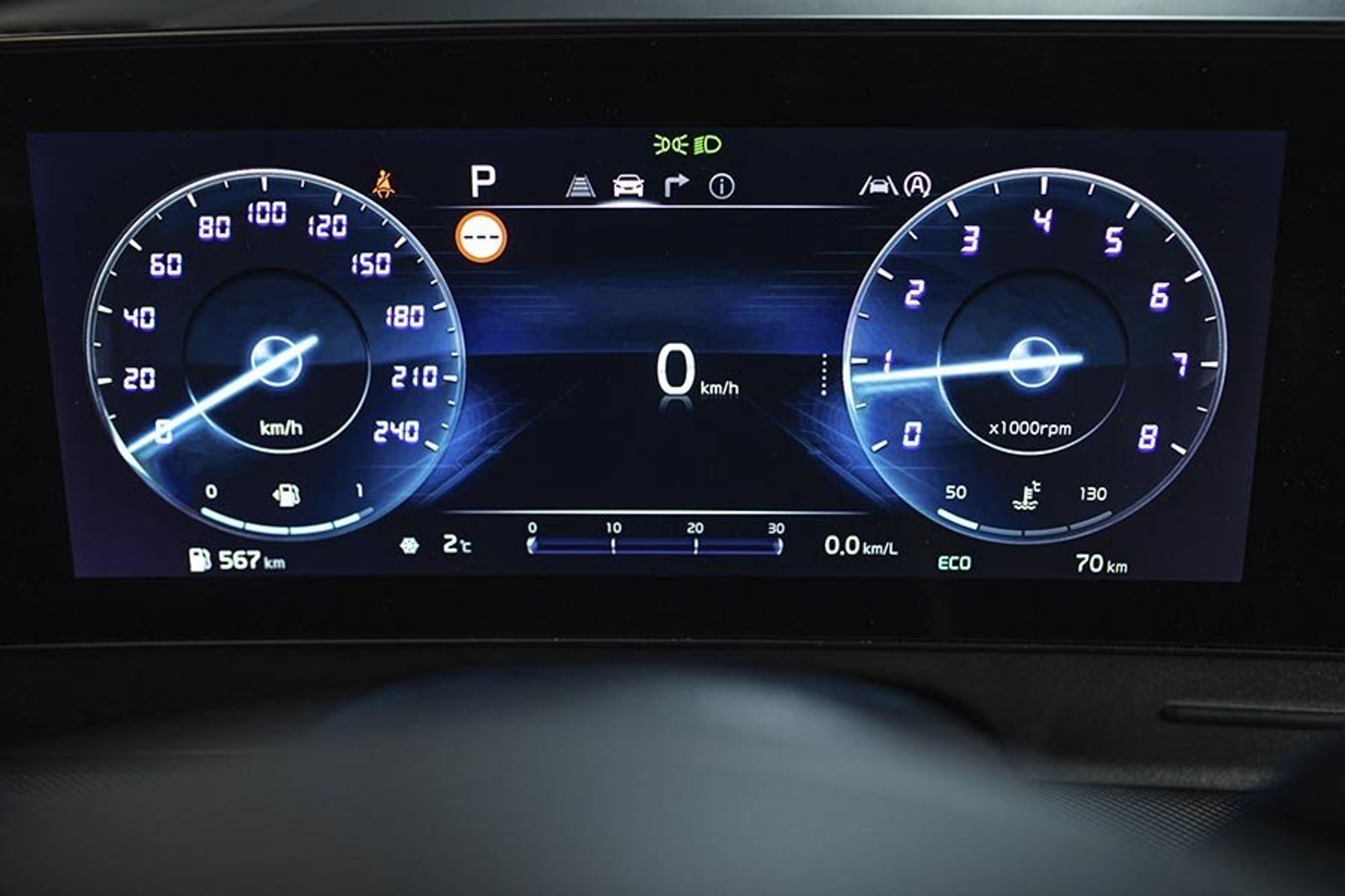 Instrumenthuset er (heldigvis) mere konventionelt i sit design end i EV6. 