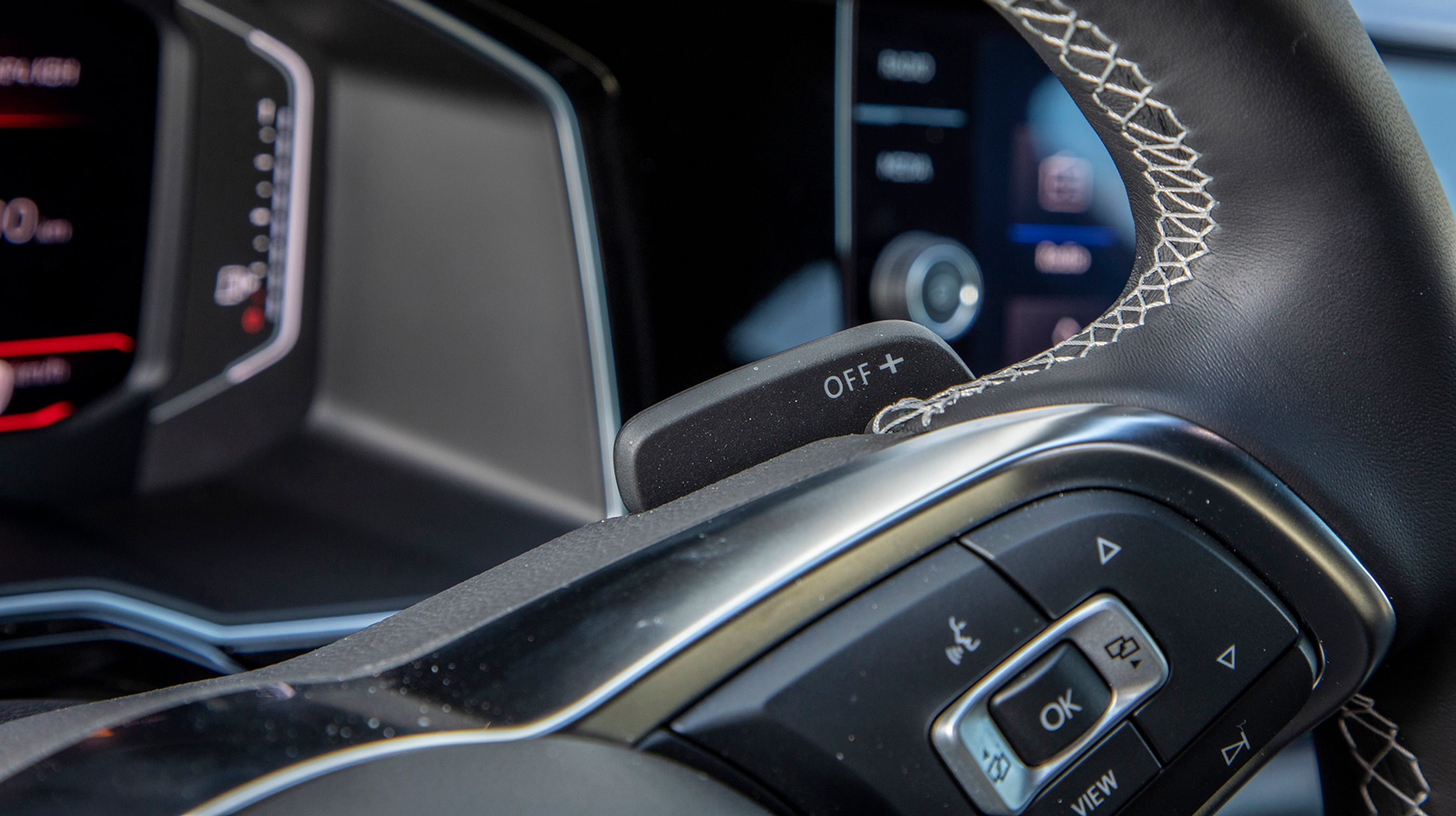 Der er skiftepaler til DSG-gearkassen bag det læderbetrukne sportsrat.