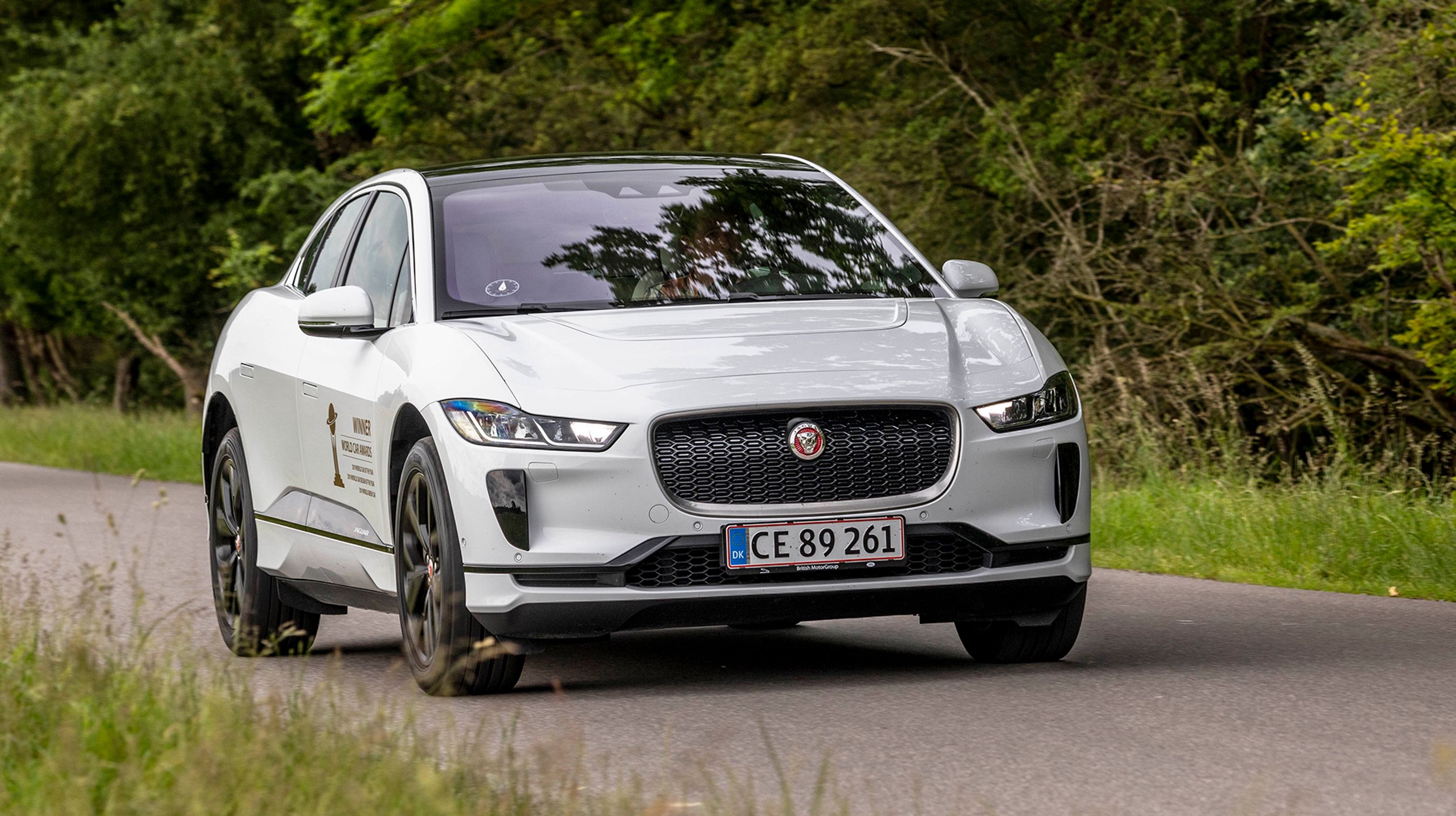 Fortil er I-Pace præget af det store kølergitter, selvom bilen ikke har en traditionel køler. Det er et Jaguar design-element, som man ikke har villet opgive.