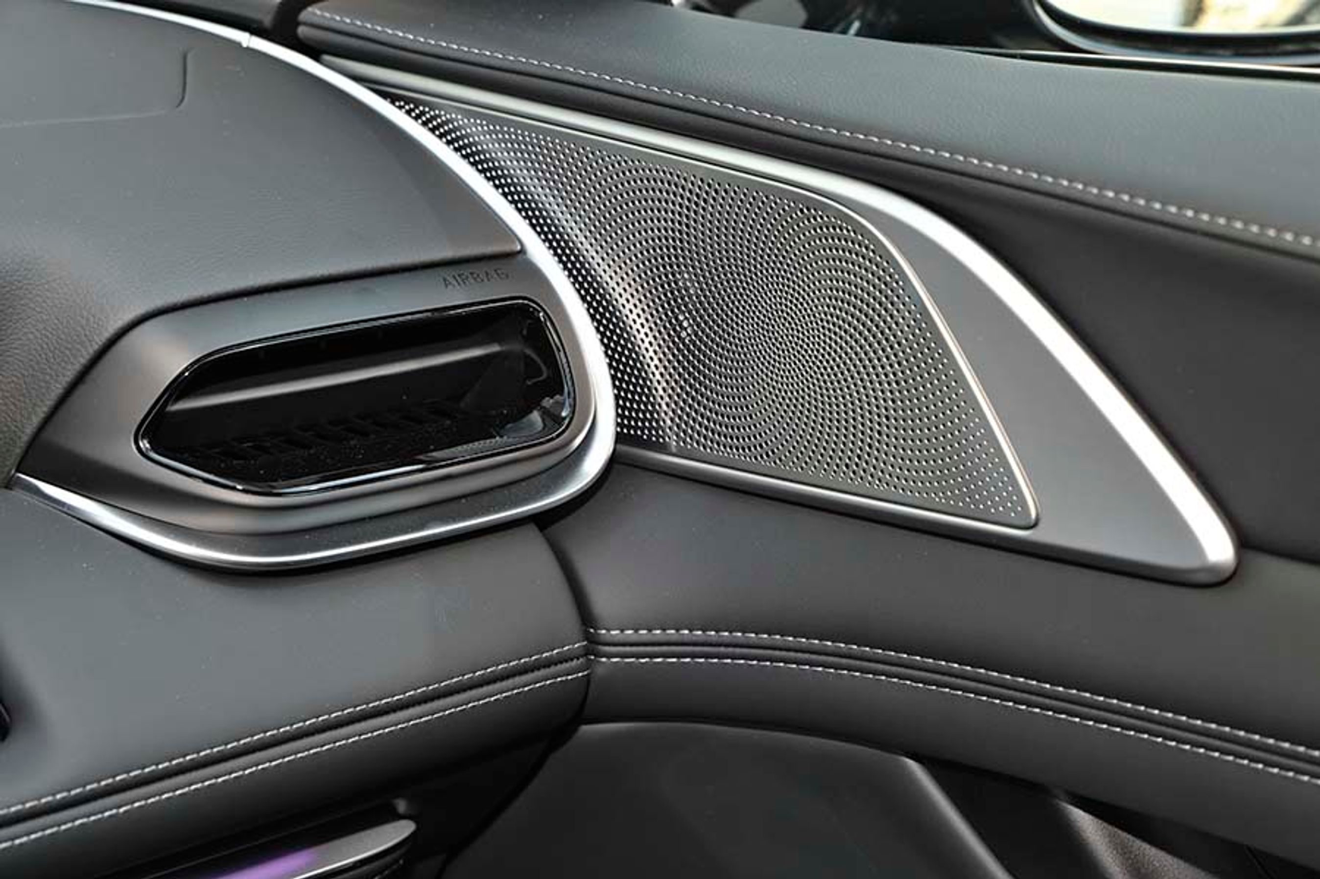 Materialevalget og byggekvaliteten er høj. Det er her, Xpeng virkelig imponerer. Selv i basismodellen, Standard Range, føles bilen luksuriøs.