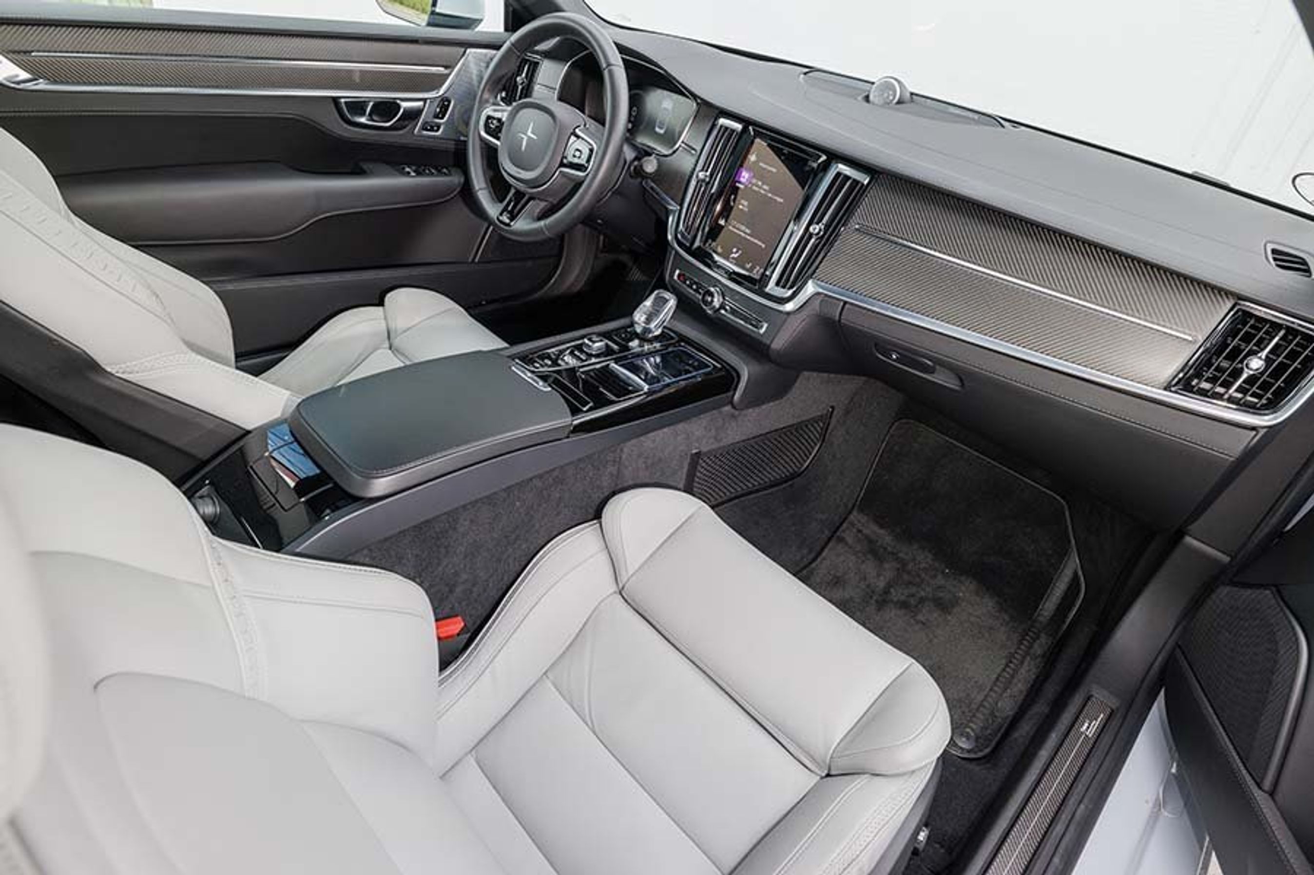 Førerpladsen er flot udformet på samme måde som i en Volvo S90. 