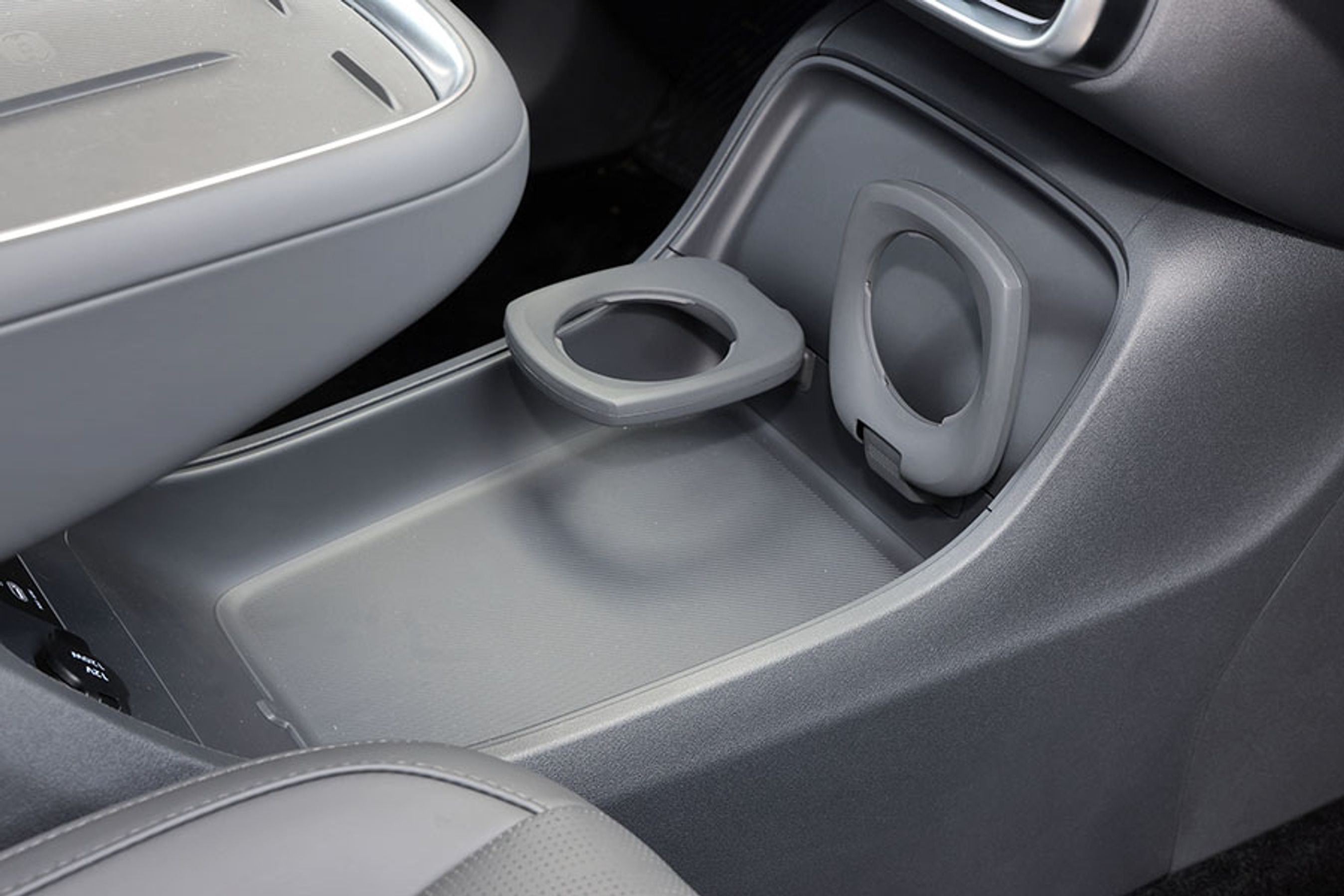 B10 har masser af god fralægningsplads i og ved den storemidterkonsol, inklusive et par fikse klap ned-kopholdere.