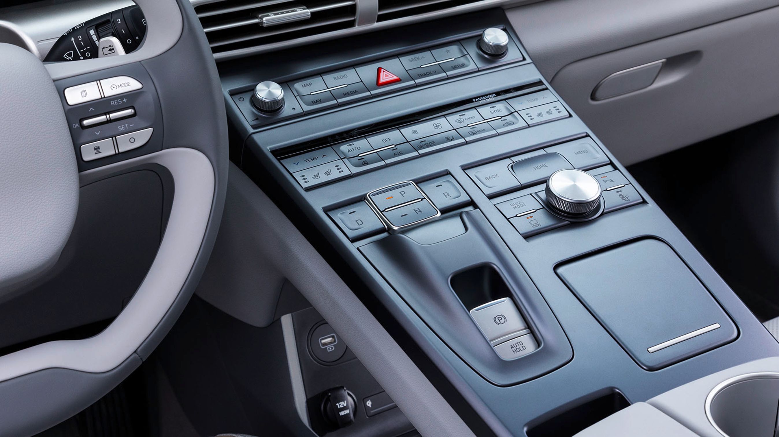 Trykknapper mellem forsæderne har erstattet gearstangen. De store skærme har ikke helt kunnet erstatte knapperne, der synes at være i hobetal.