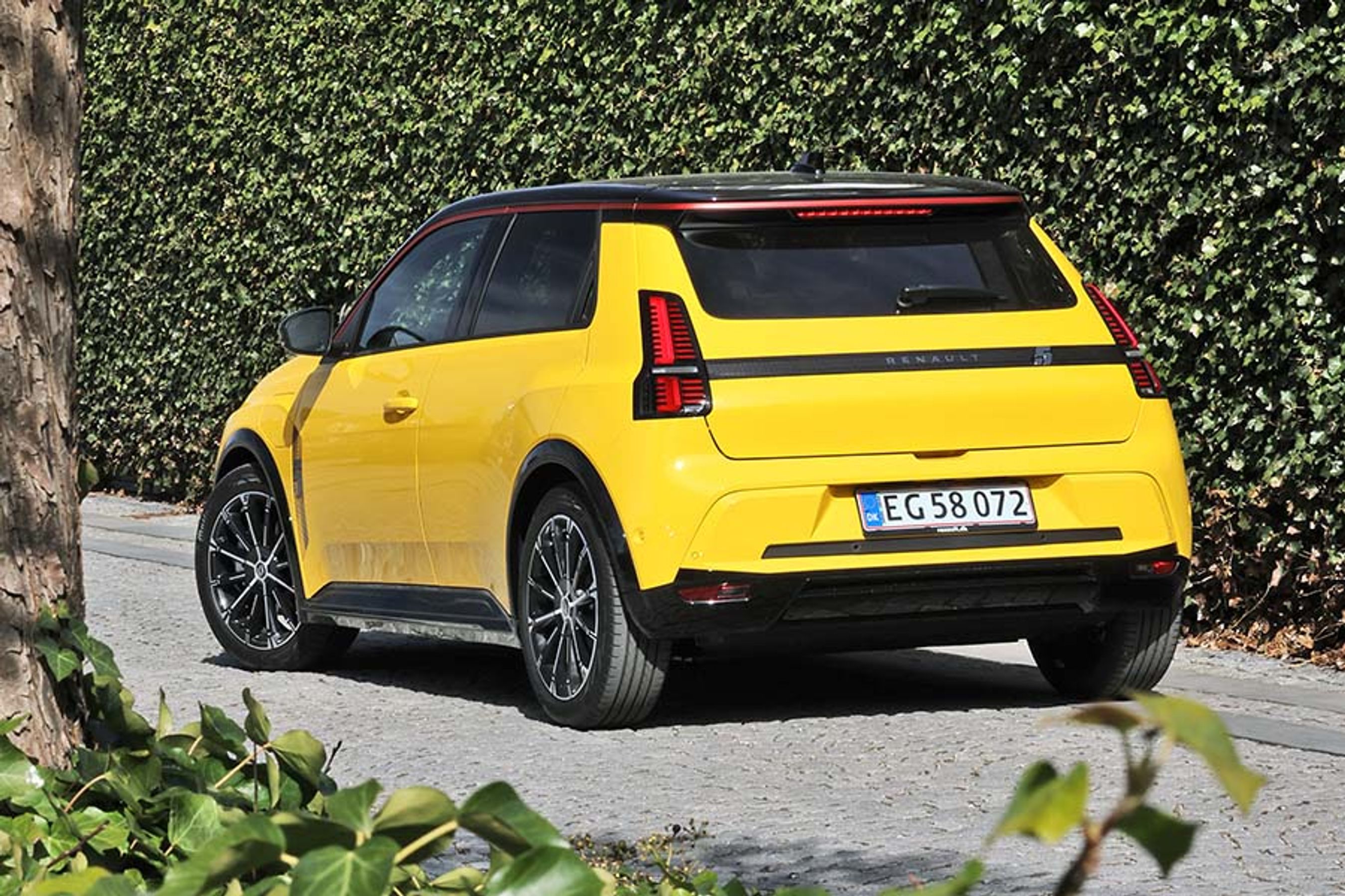 Renault 5 er en flot og indbydende elbil, der designmæssigt bygger videre på arven fra den oprindelige 5’er fra 1972. Vi er samlet set begejstrede for bilen og uddeler fem stjerner for en overbevisende præstation.