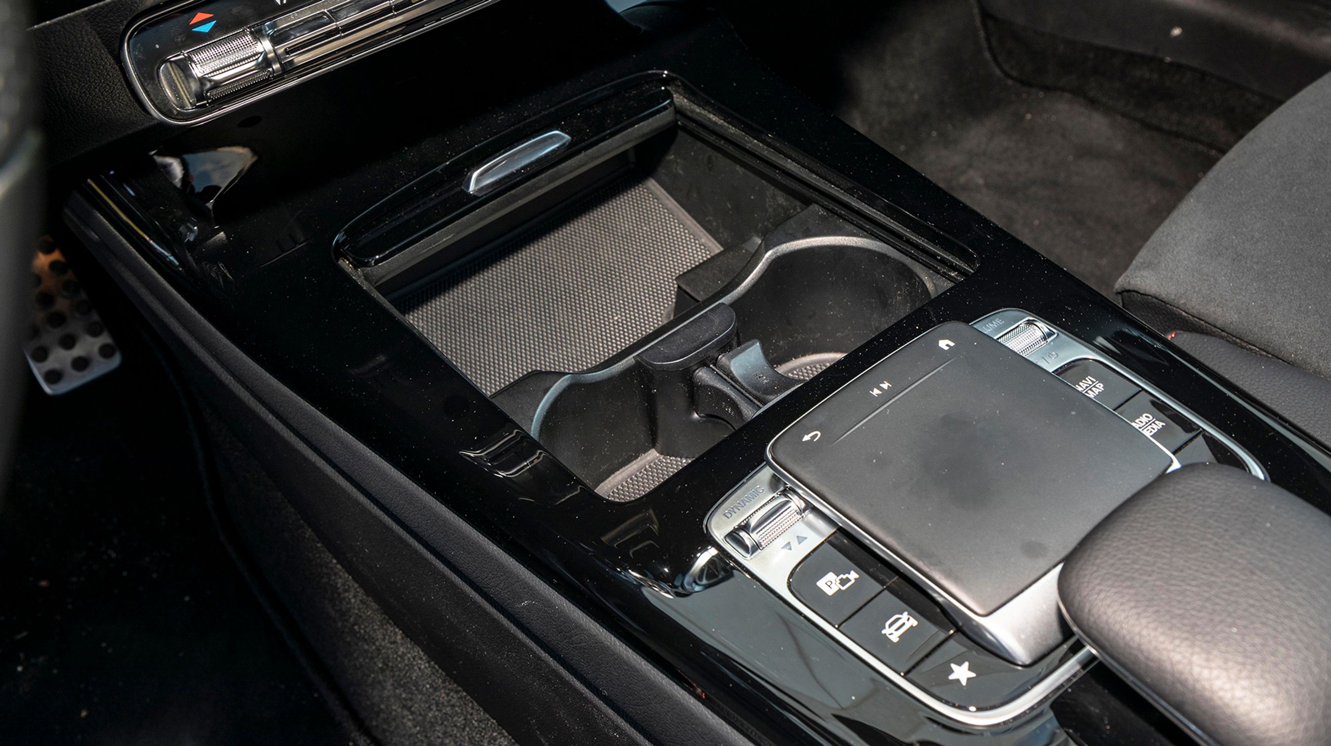 Kopholdere og et ekstra rum forrest er rart i hverdagen, og gør køreoplevelsen god.