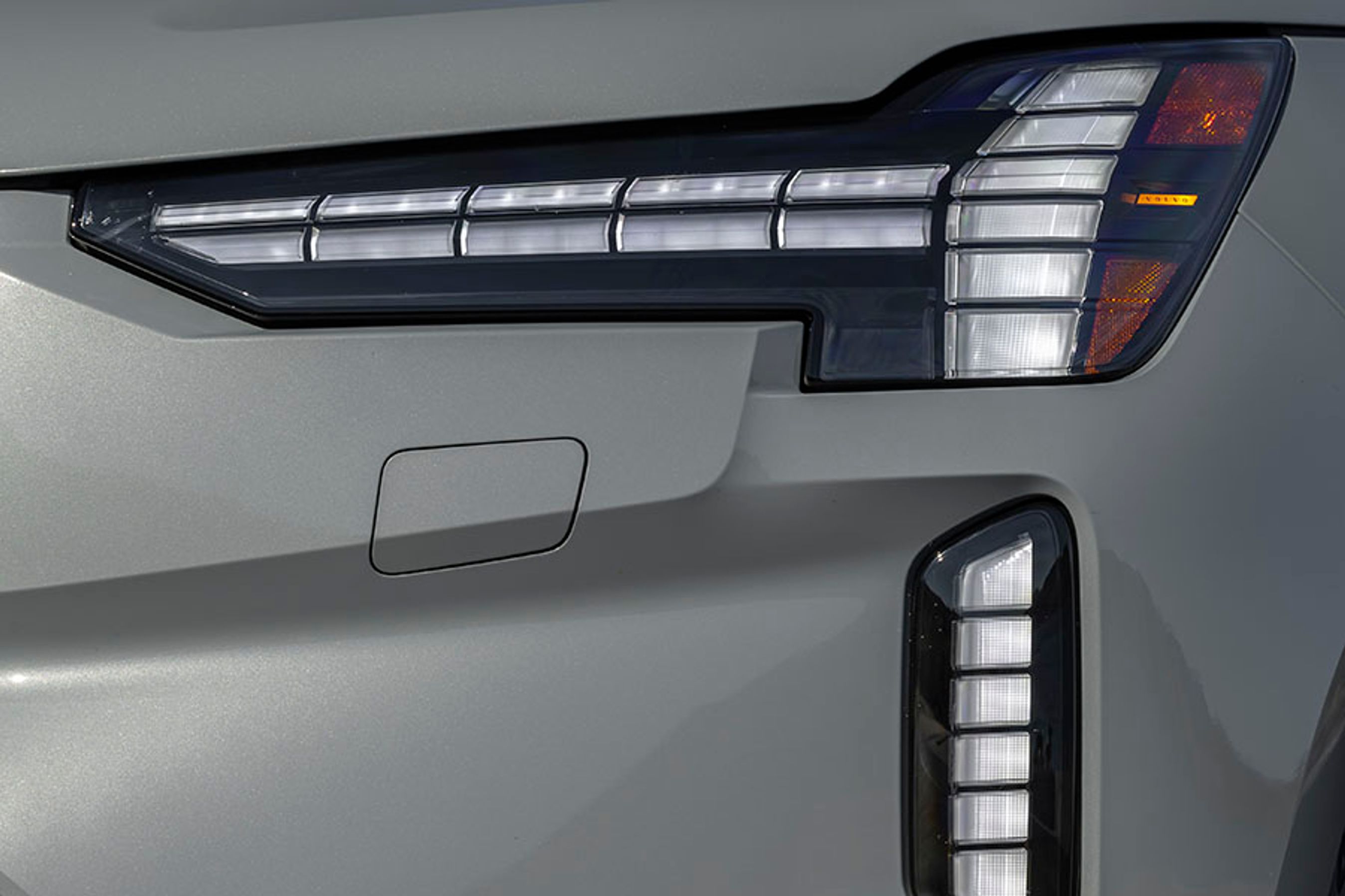 Forlygterne er af LED-typen med matrix-funktion, så de ikke blænder modkørende. De har synligt opdelte lysfelter, og de udfører en flot grafisk velkomsthilsen, når man i mørke nærmer sig bilen med sin mobiltelefon, der fungerer som nøgle til bilen.