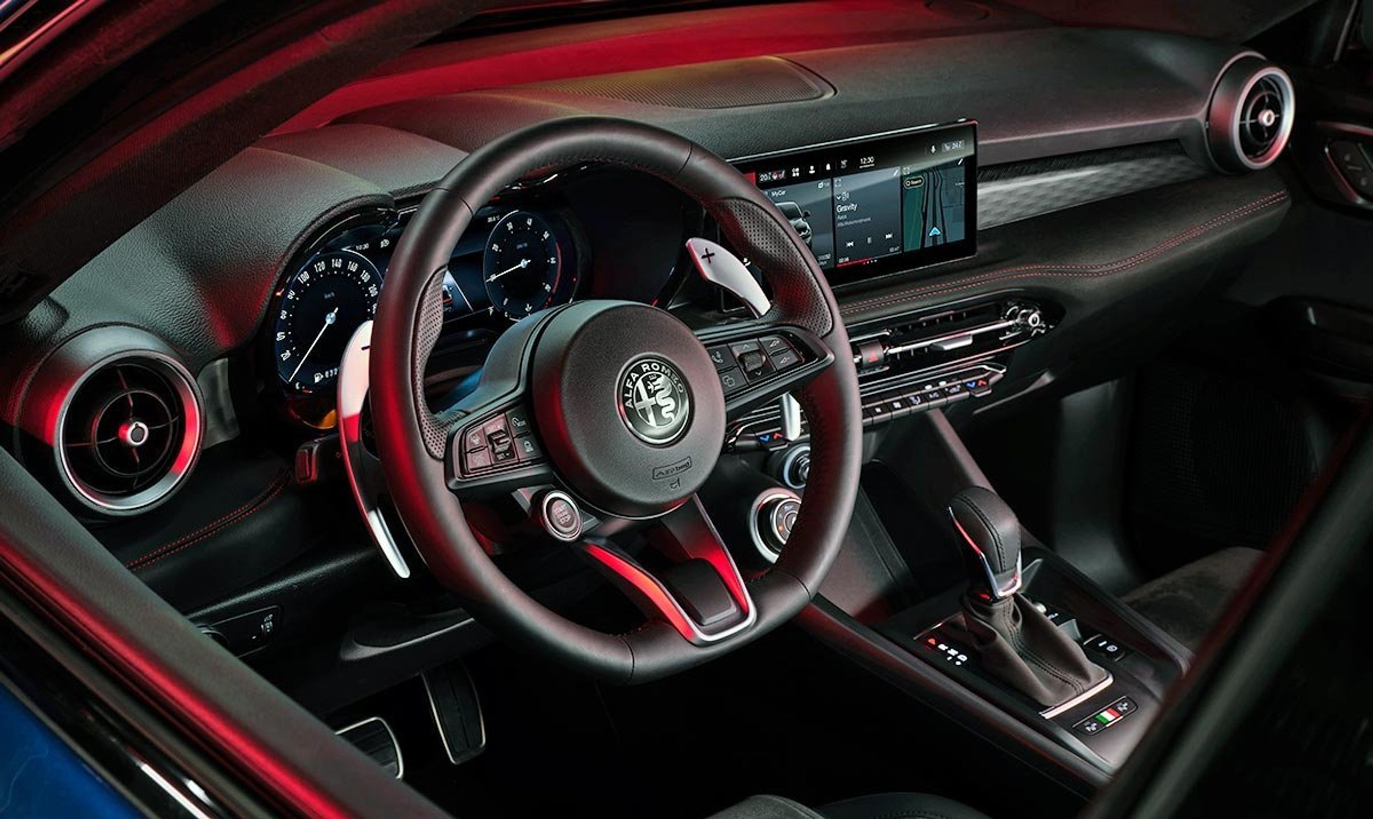 Alle displays er rent elektroniske. Instrumenthuset udgøres af en 12,3 tommer skærm, og den i midten er på 10,25 tommer. 