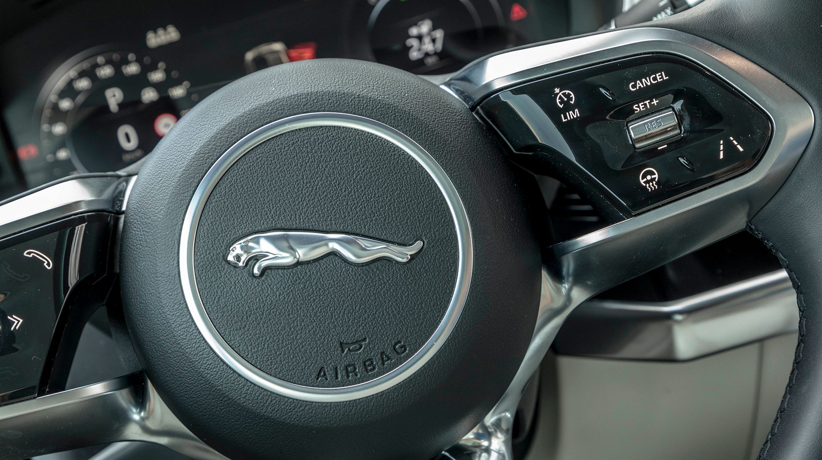 En fartpilot er standard, men vil man have en adaptiv, der selv holder afstand til forankørende biler, koster det ekstra.