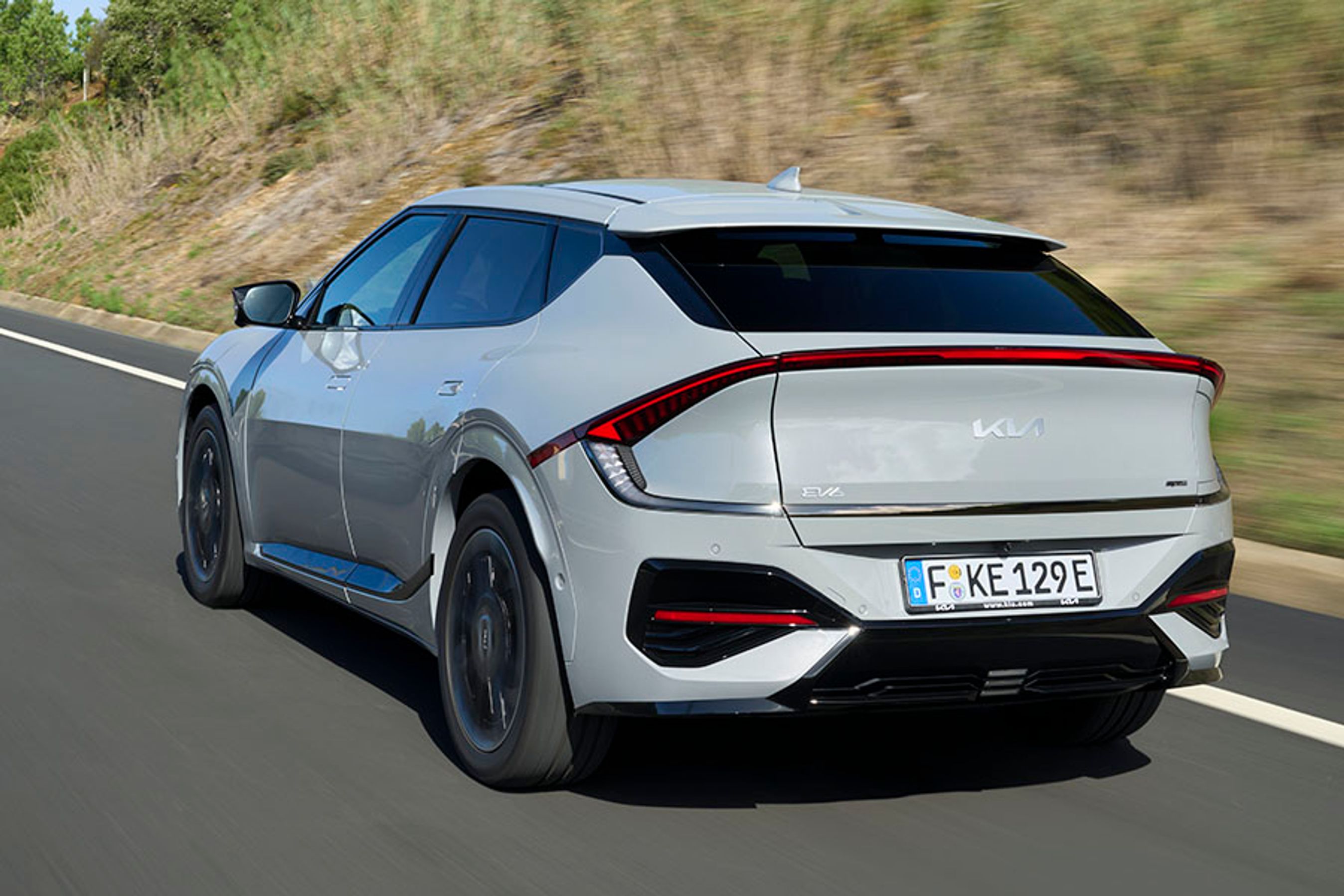 Kia EV6 er en femdørs hatchback, der ikke er helt så høj som mange af de elbiler, der er mere rendyrkede SUV-modeller. Designet giver fortsat bilen en form, der skiller sig ud fra mængden.