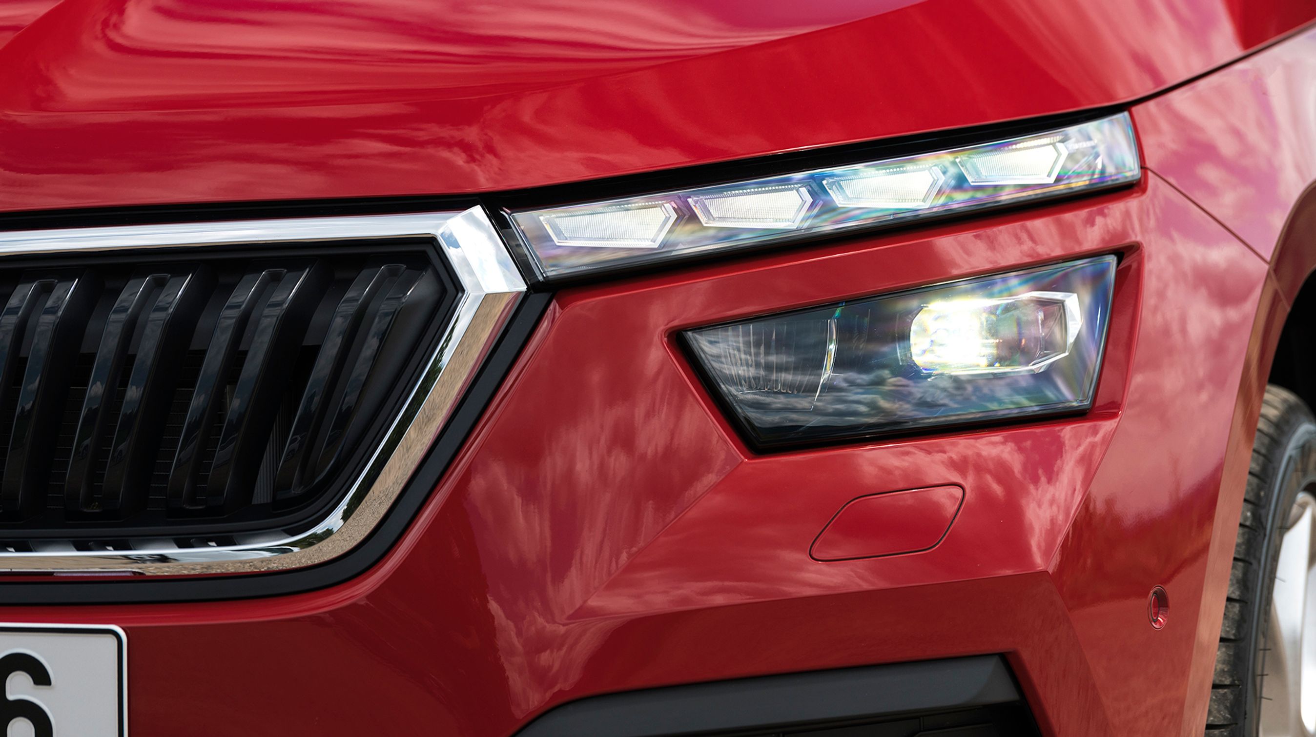 LED-forlygter er standard på alle udgaver. Den øverste række er kørelys, der også fungerer som blinklys.