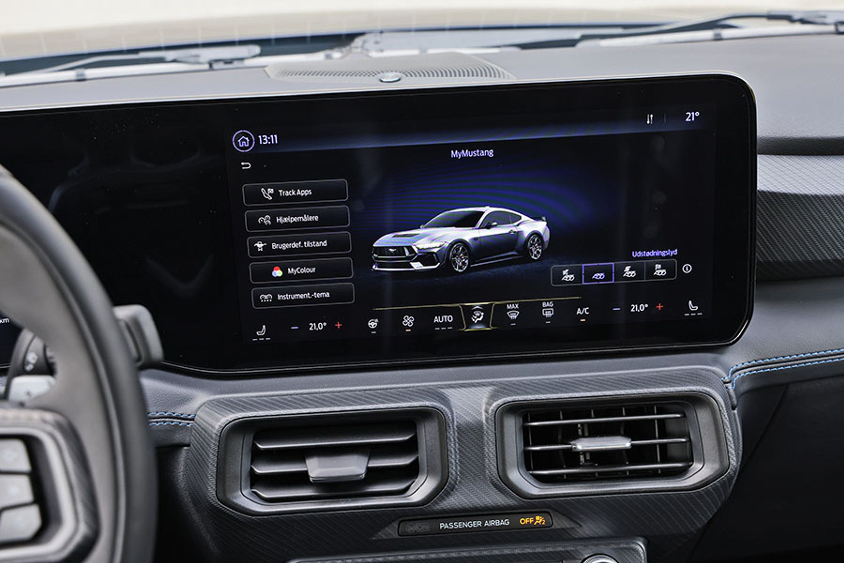 Nu kan du ændre farverne i bilen og få apps til kørsel på bane. Det havde de ikke tænkt på i 1964, da Ford præsenterede Mustang-modellen. Dengang var det en billig sportsvogn til folket, men al den teknik gør, at prisen er steget voldsomt. En Dark Horse koster over 1.2 millioner kroner!