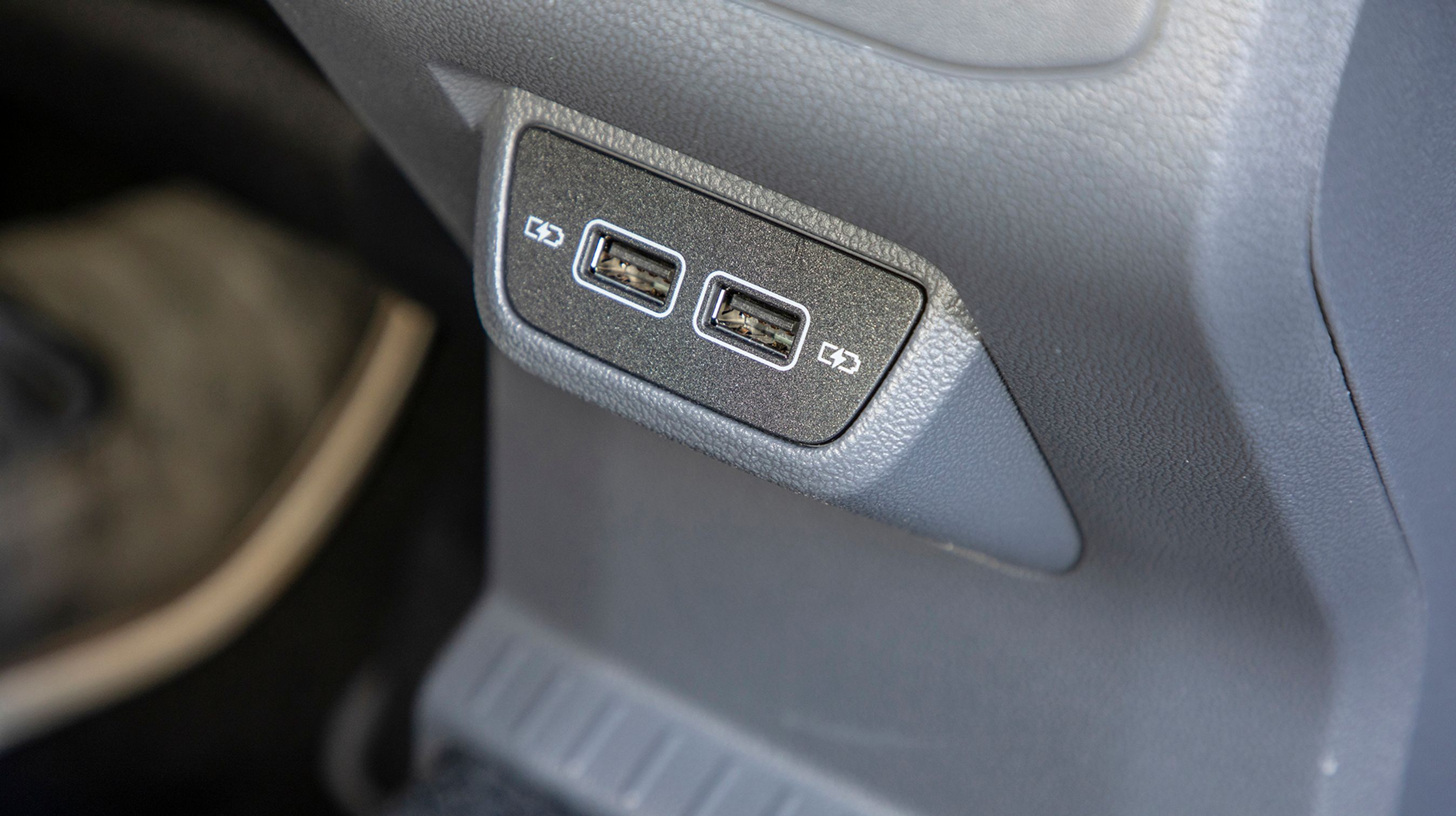 Der er to usb-stik til bagsædepassagererne, så de kan lade mobiler og iPads op.