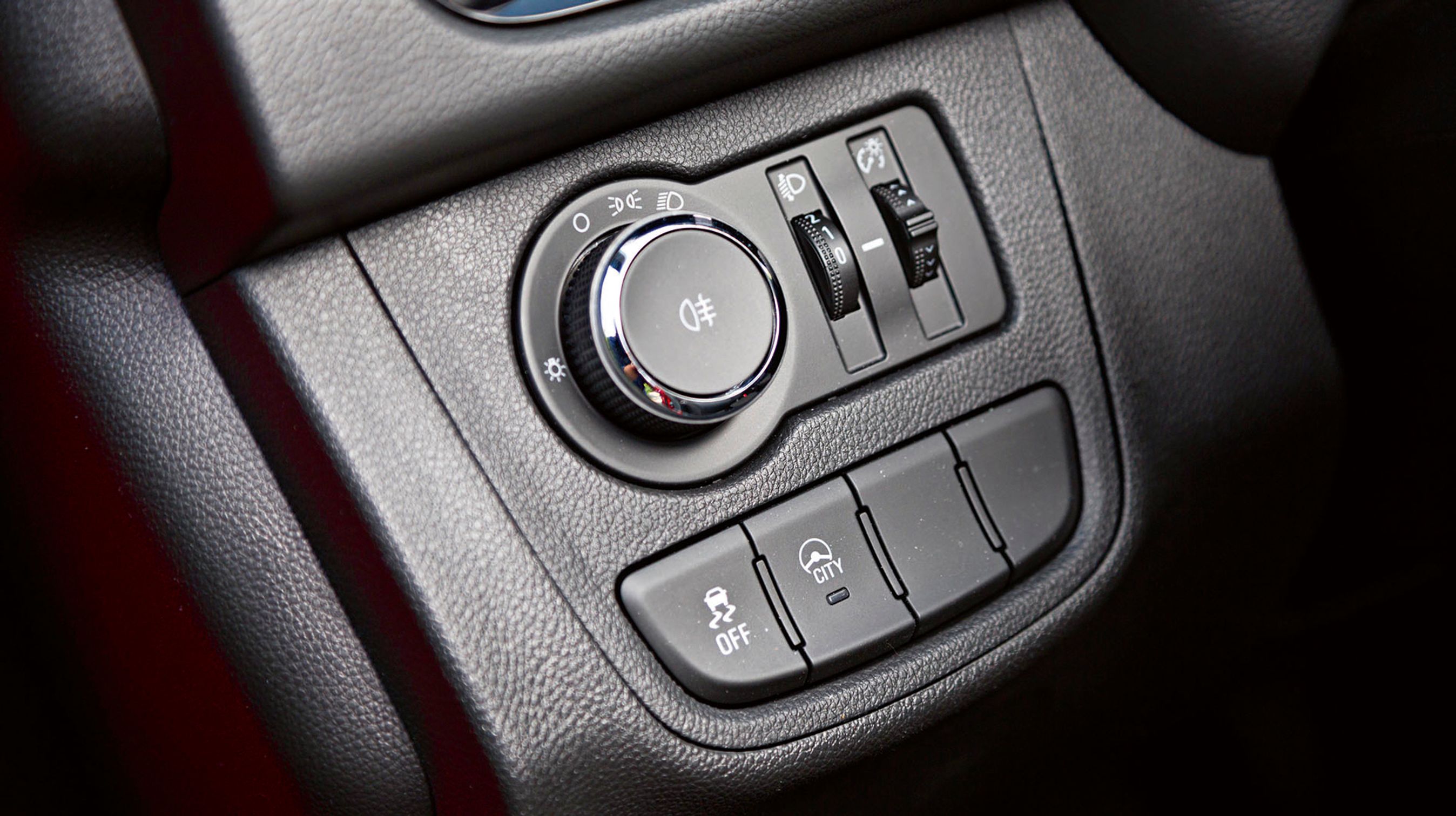 Lyskontakten er enkel. CITY-knappen omstiller servoen, så bilen bliver let at styre ved lav hastighed.