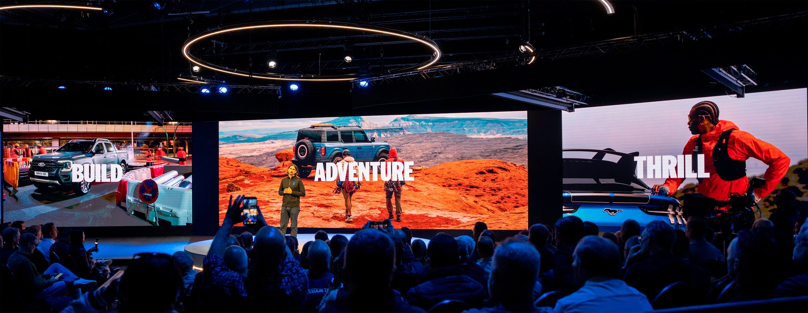 Stor scene med billeder med titlerne Build, Adventure og Trill.