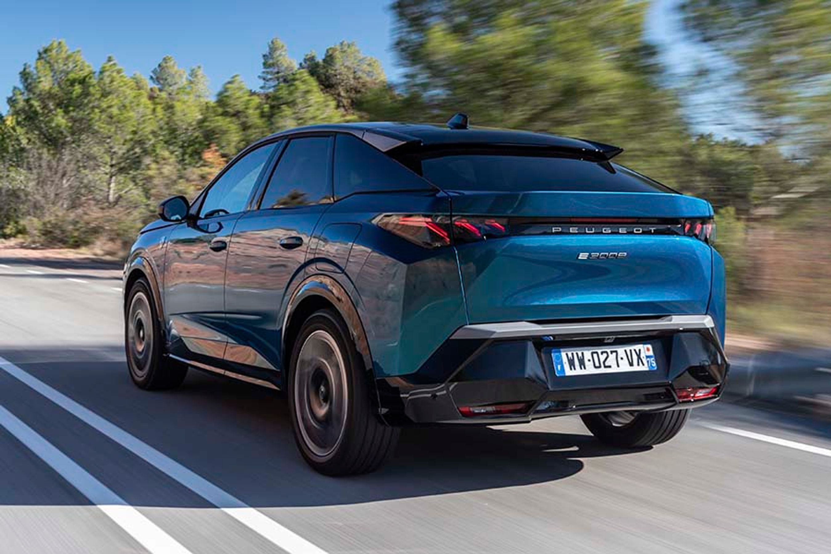 Bagenden af E-3008 er ret skrånende, og Peugeot kalder den selv en fastback. Trods det friske design er der udmærket plads ved bagsædet og i bagagerummet.