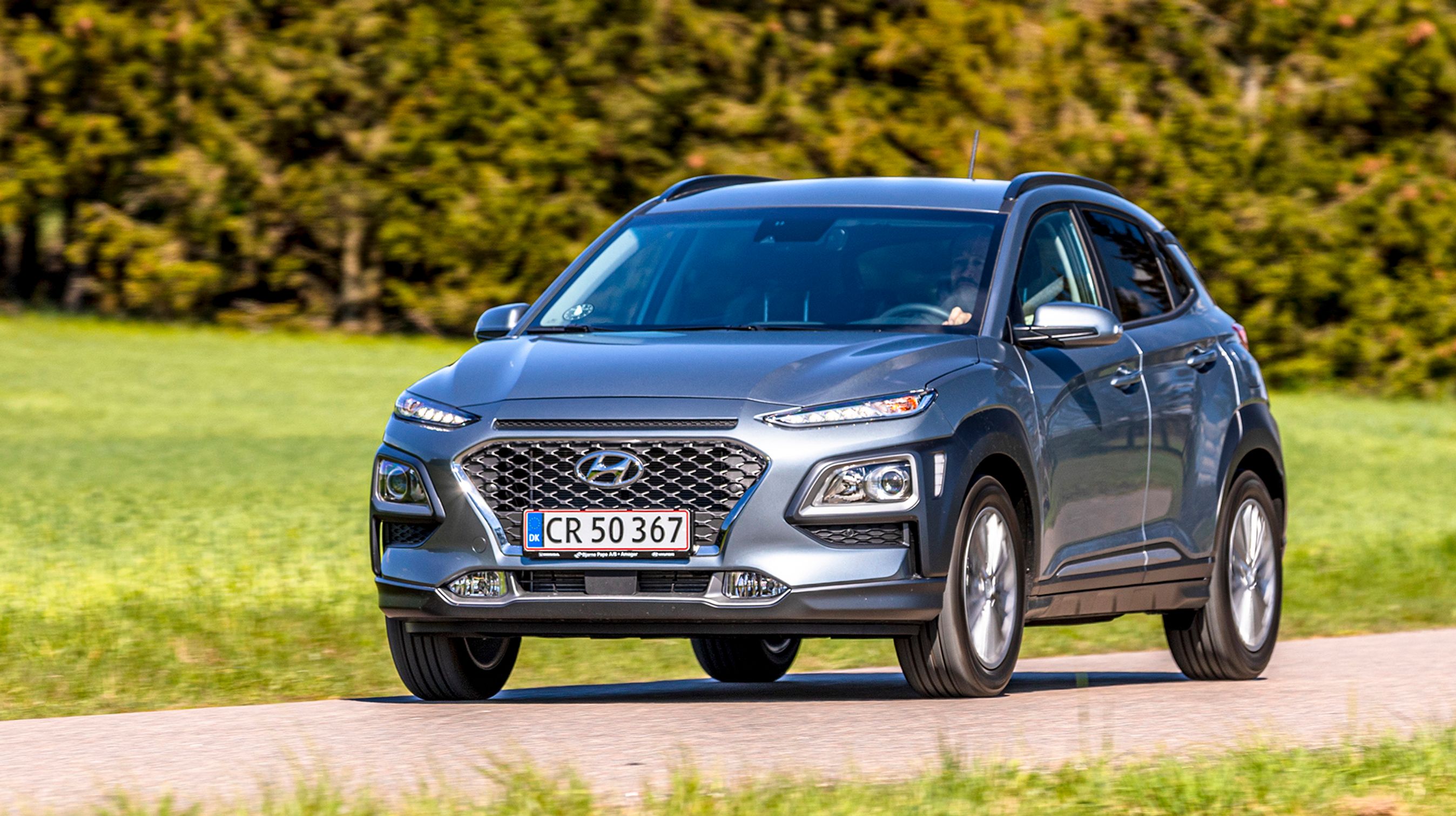 De øverste smalle lygter er til kørelyset, mens nær- og fjernlys er placeret i de større lygter nedenunder.