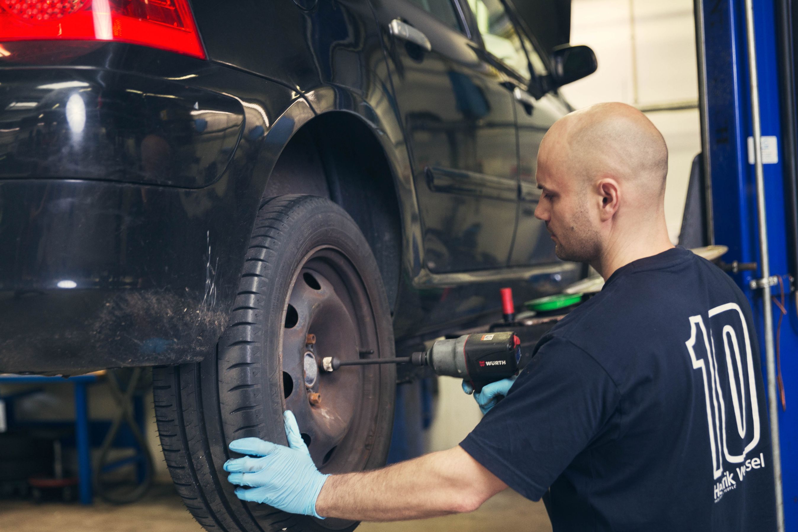 Dækket skal helt af fælgen og kontrolleres indvendig ved lapning