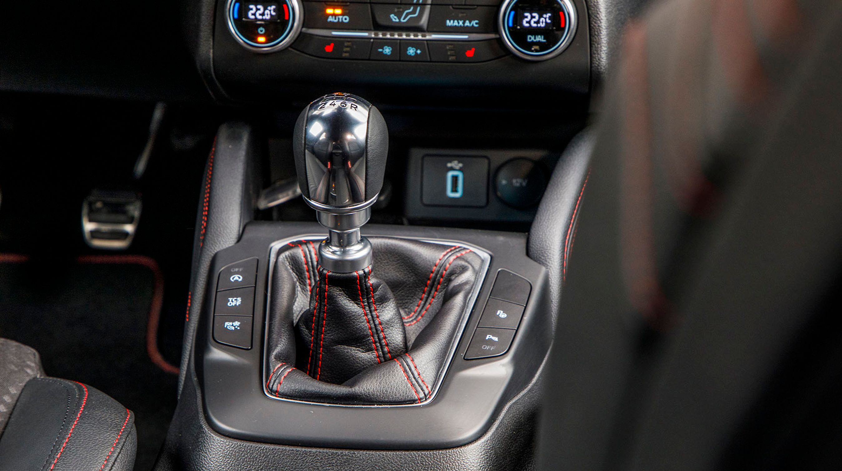 Hybridudgaven fås kun med en sekstrins manuel gearkasse, som fungerer fremragende.