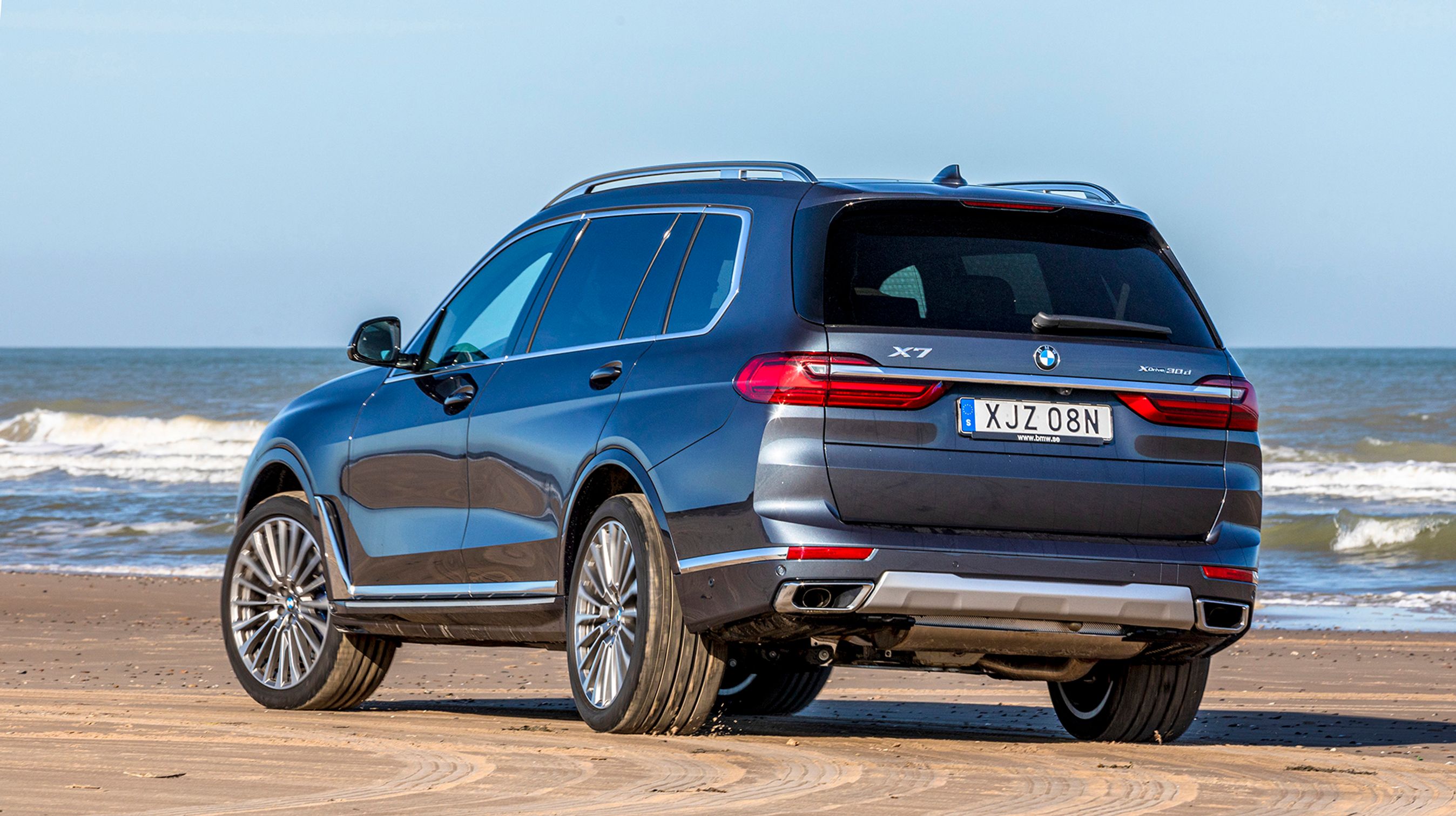 Bagfra ser X7 helt naturlig ud, men når man nærmer sig bilen, går det op for en, at der er tale om en enorm bil med en højde på over 180 cm.