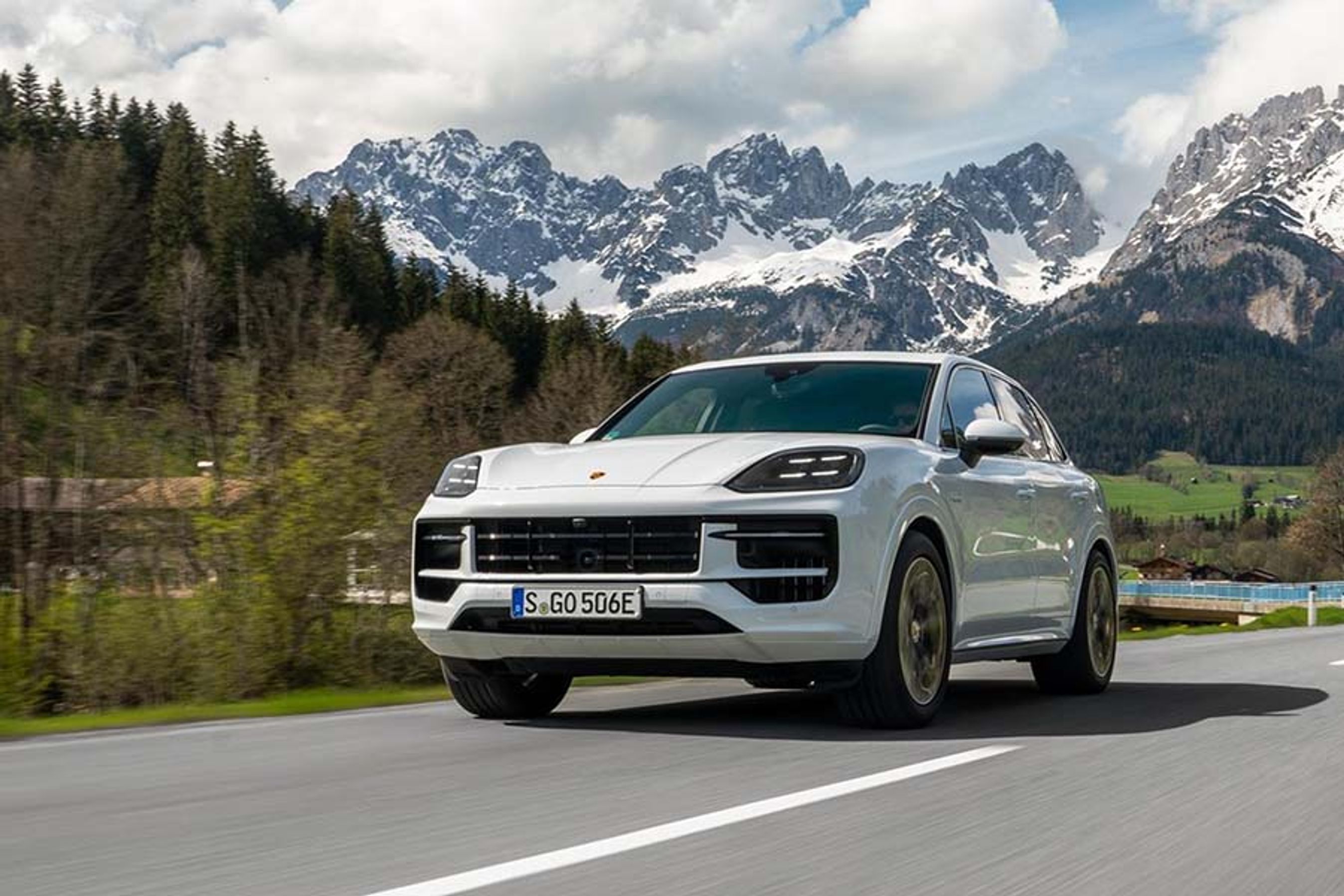 Porsche Cayenne er opdateret med en ny front, ny motorhjelm og nye forlygter. Den kommer i en stærkt forbedret plugin-hybridvariant til priser fra 1,25 mio. kr.