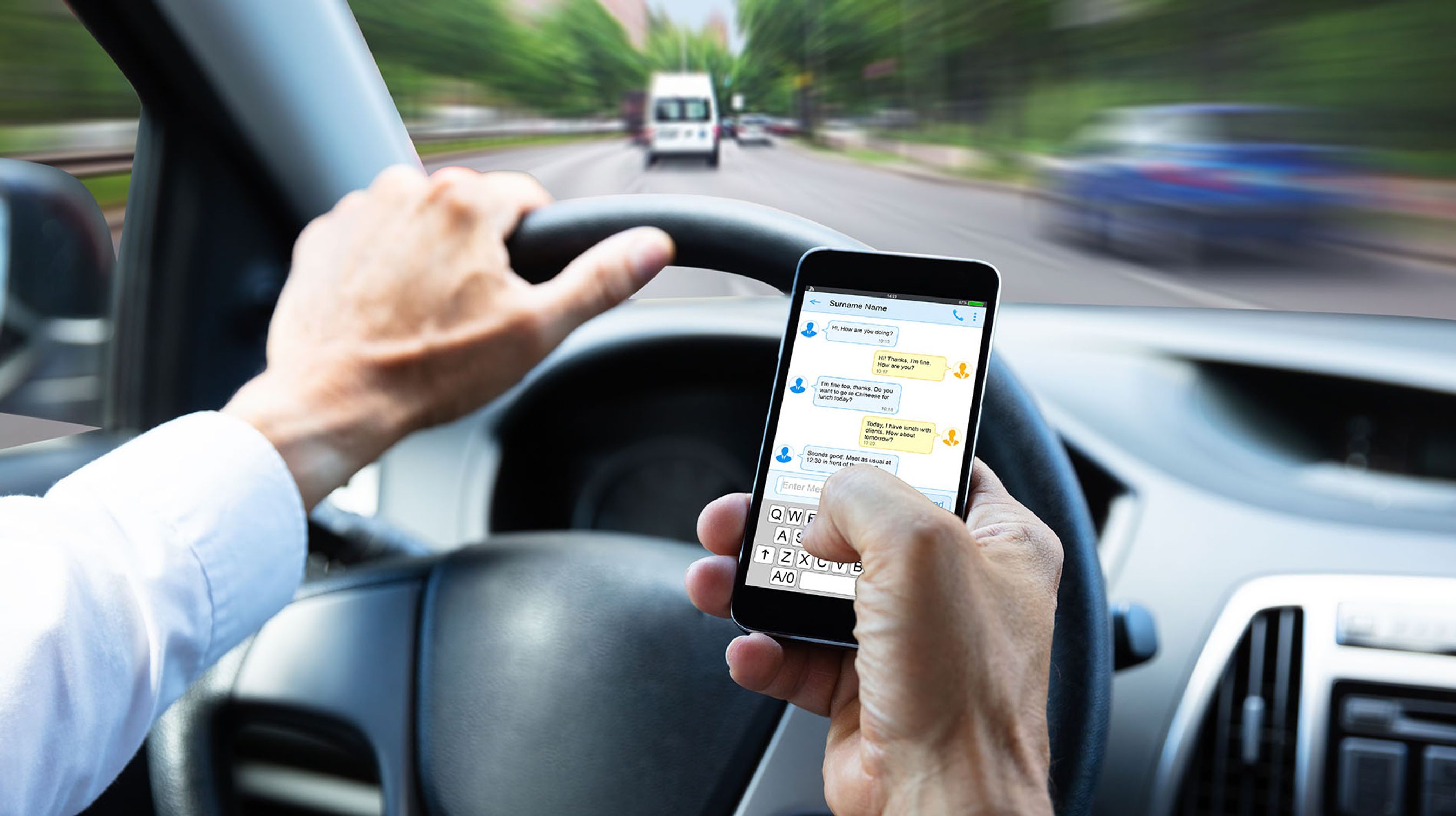 Lad mobilen ligge, når du kører bil