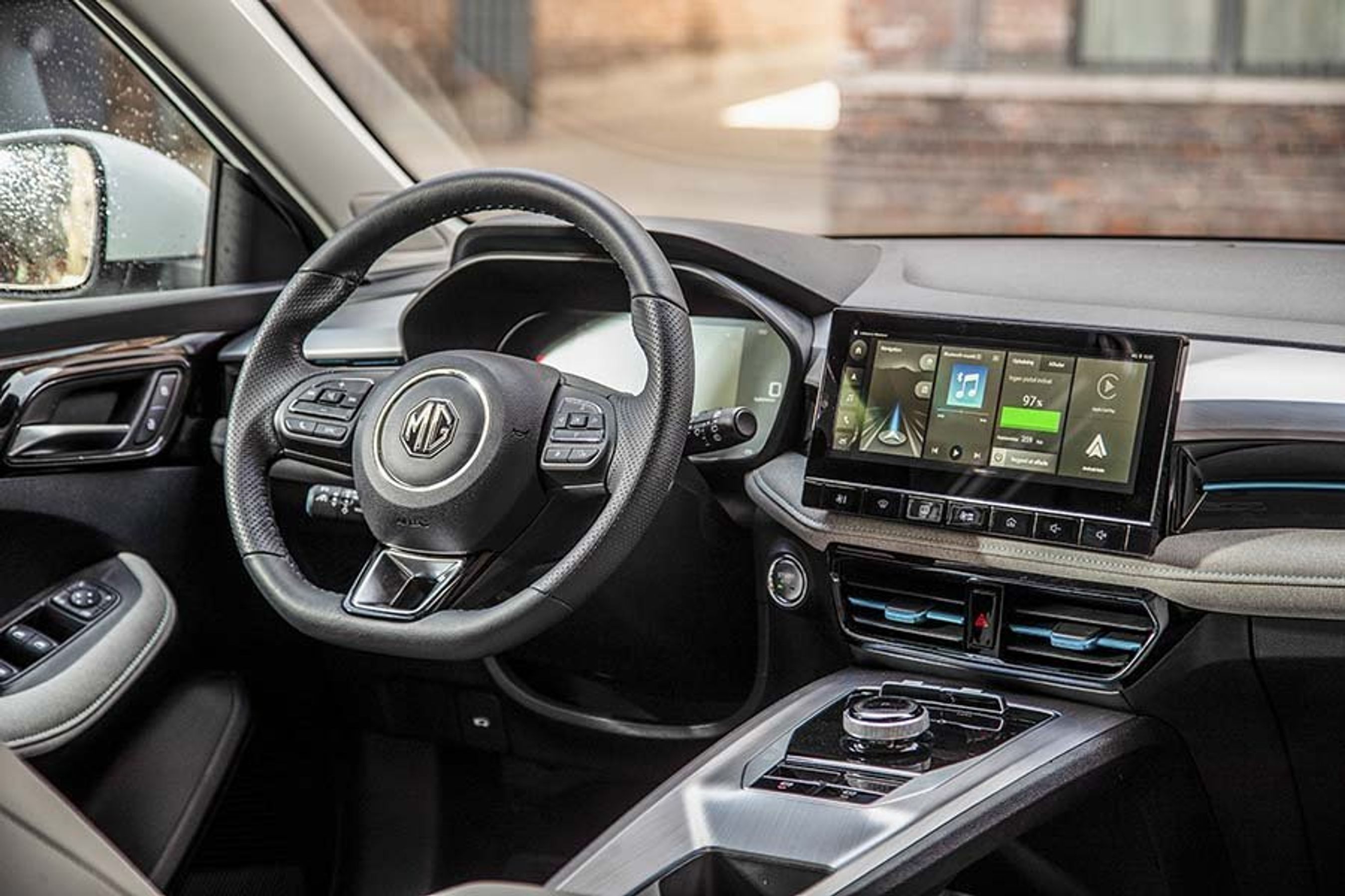 Førerpladsen er traditionelt udformet, men både instrumenthus og skærmen til højre er store 