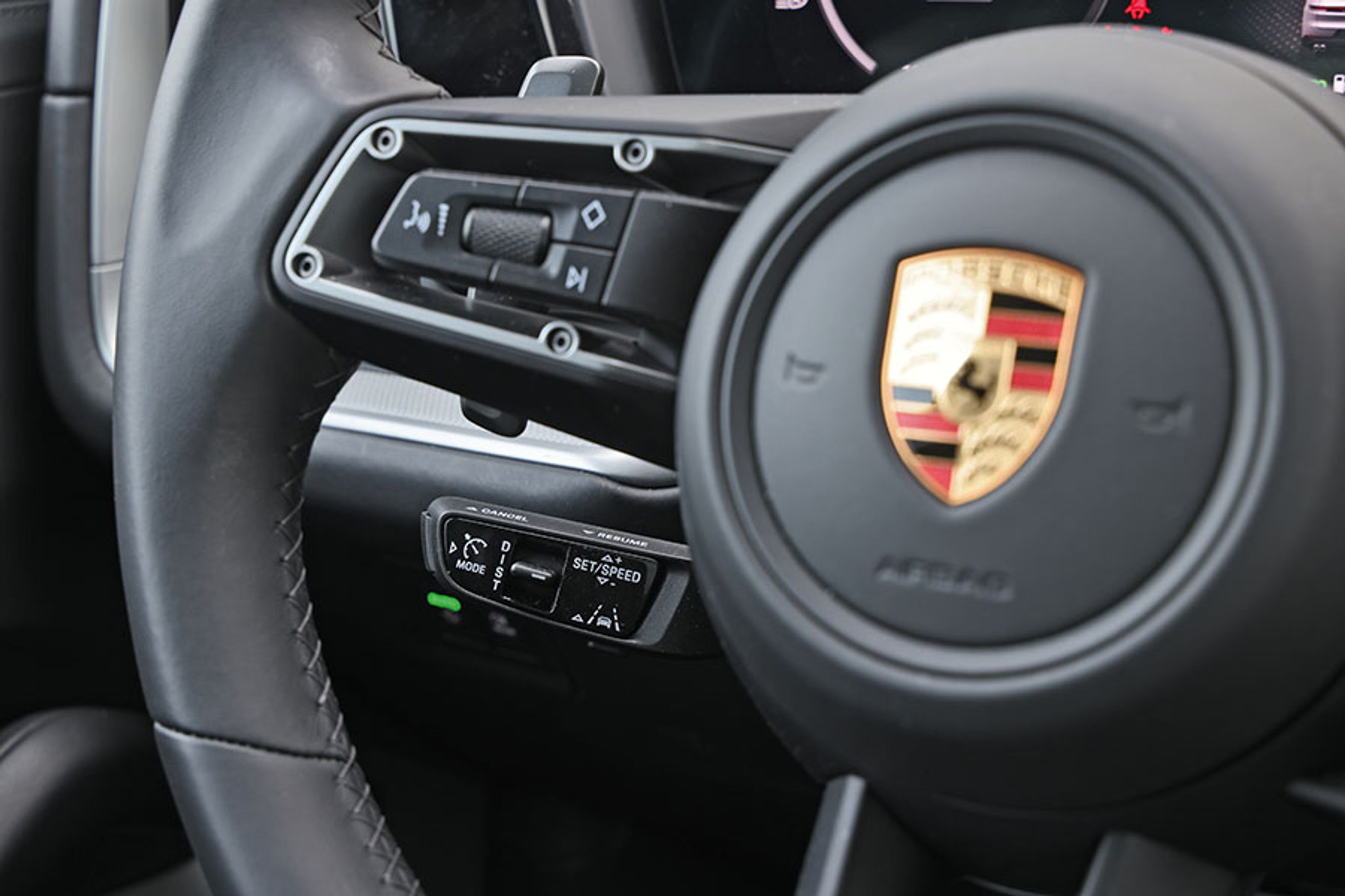 Fartpiloten styres fra en stilk bag rattet. For kendere er den let at betjene, mens nye bilister kommer til at kigge væk fra trafikken, når den skal betjenes. Det er derfor ikke en optimal placering.