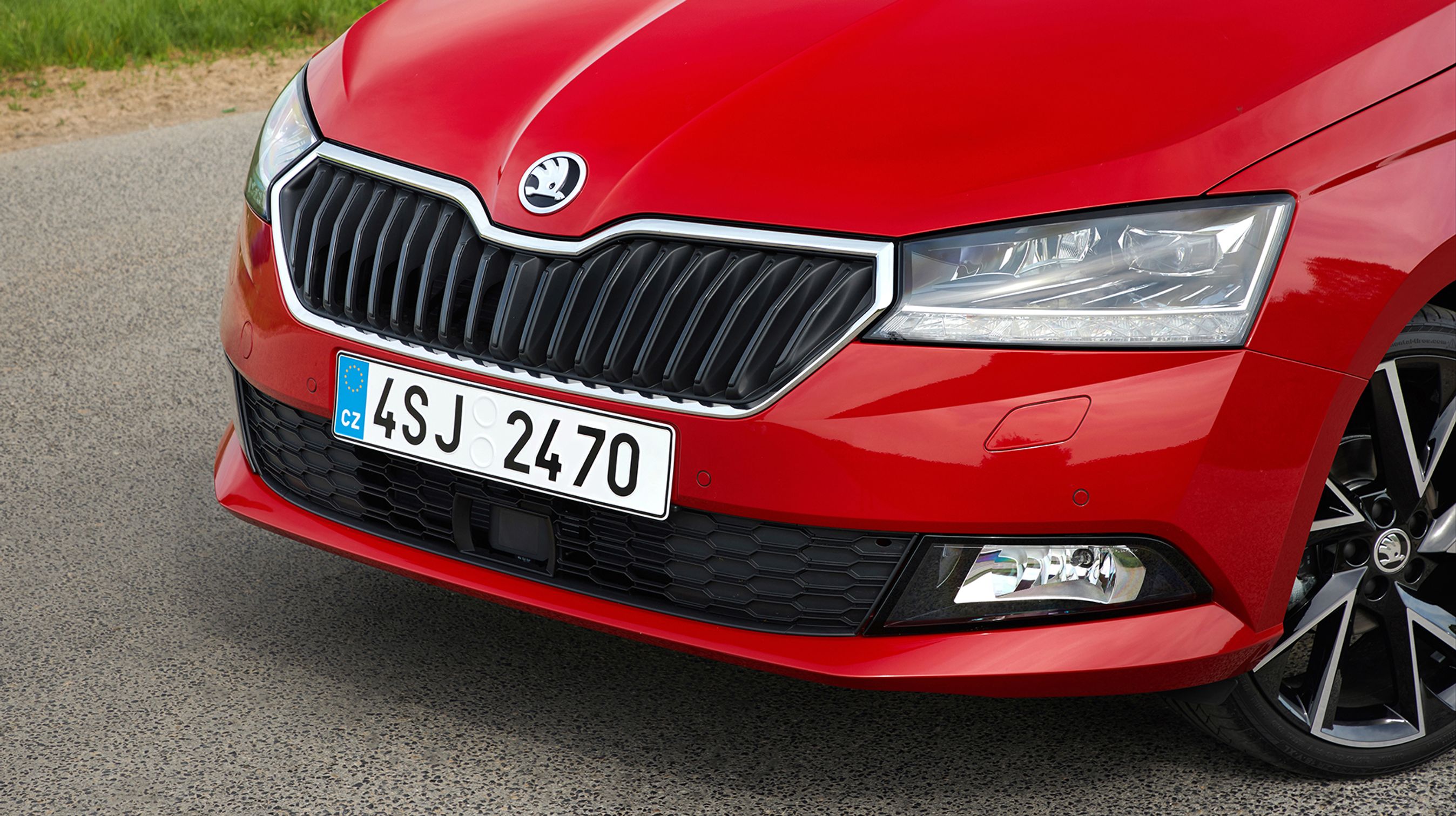 Forlygterne er som standard af halogentypen, men for 12.000 kr. kan man tilkøbe en pakke med LED-for- og baglygter med automatisk op- og nedblænding.