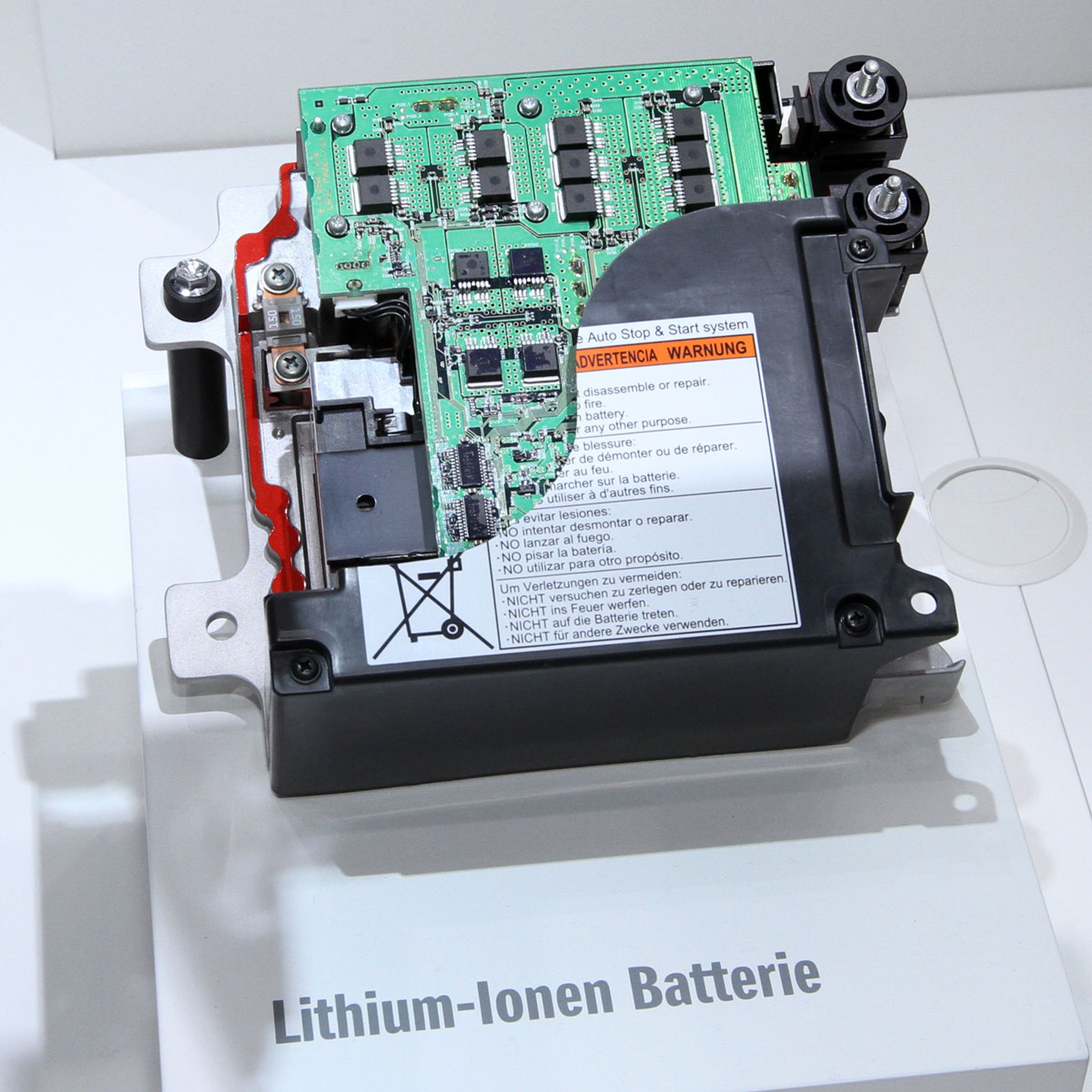 Suzuki anvender et litium-batteri til hybrid-modellen, men forventer alligevel at kunne holde prisen nede på modellen.