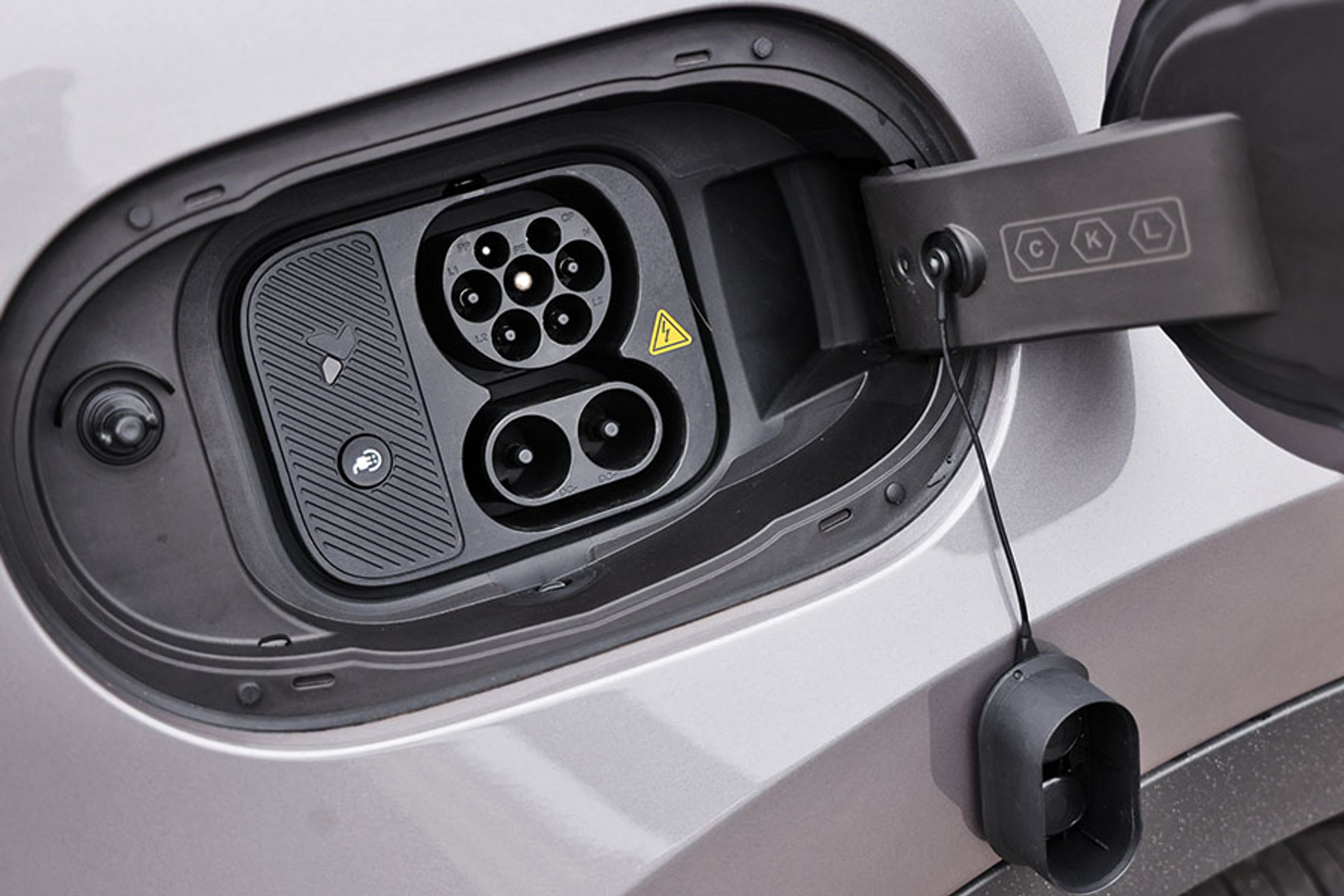 Ladestikket er flot udført og er forsynet med en knap til frigørelse af ladekablet. Hjemme lader bilen med 11 kW og på farten med op til 100 kW, hvilket ikke er meget. Men da batteriet heller ikke er stort, klares en opladning på en halv times tid.