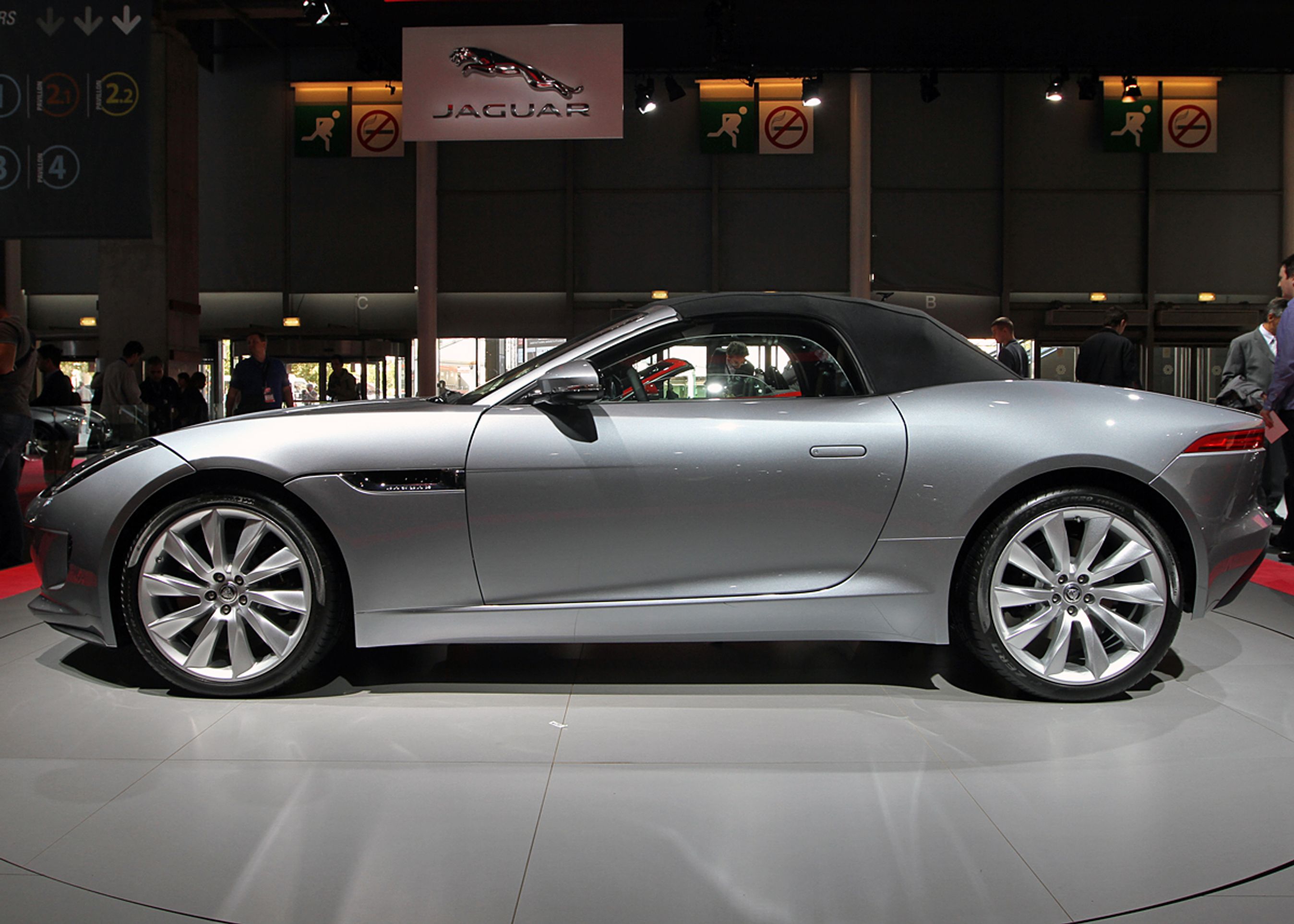 Jaguar F-Type er større end Porsche Boxster og mindre end Porsche 911.