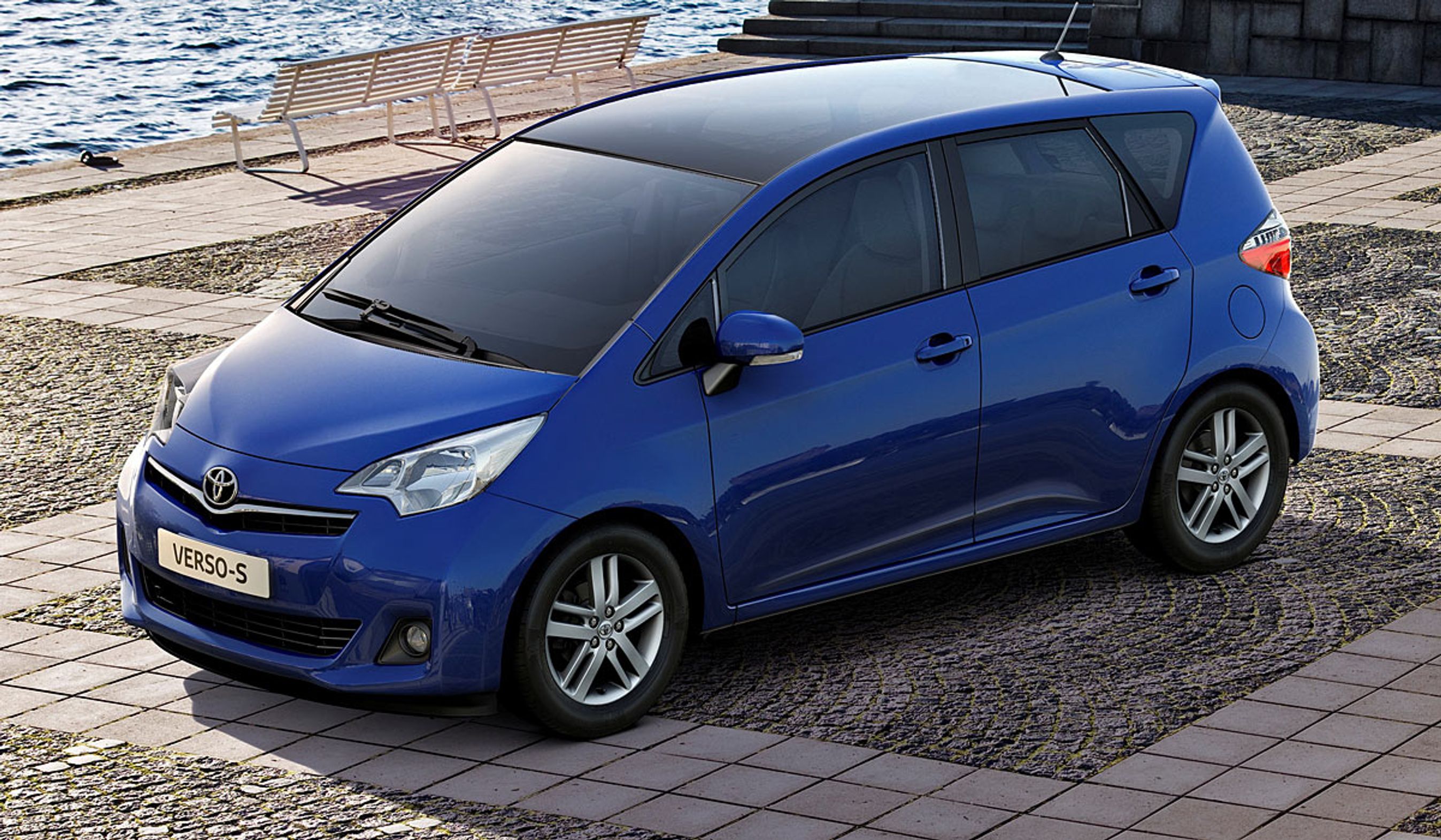 Her er "originalen", Toyota Verso-S. Forskel? Ikke meget.