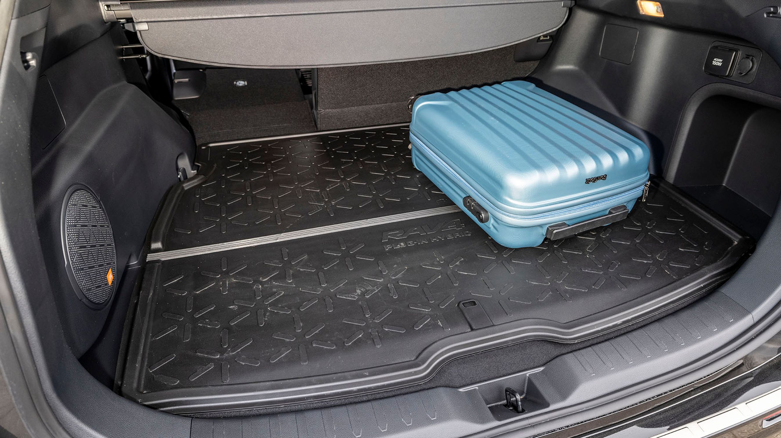 Bagagerummet er stort, men under gulvet er der kun lige akkurat plads til et ladekabel. Der er et vandret rullegardin hen over bagagen.