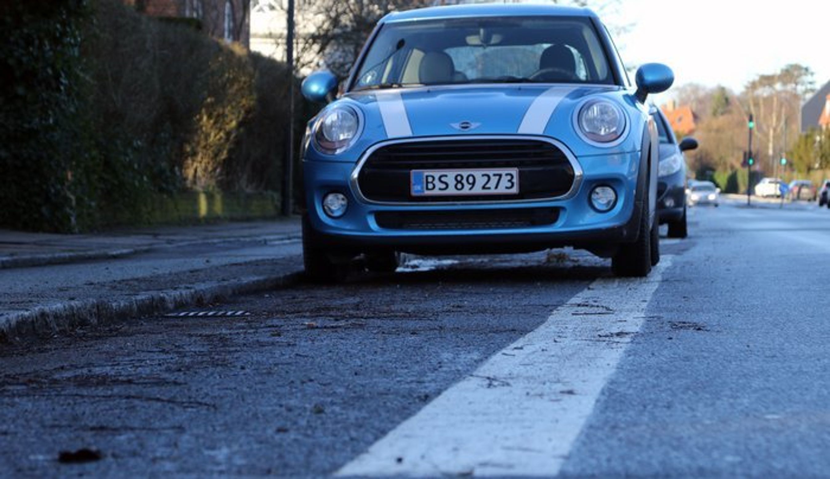 Et politisk flertal vil nu gøre det lovligt at parkere på kantlinjen, så længe bilens hjul ikke overskrider linjen.