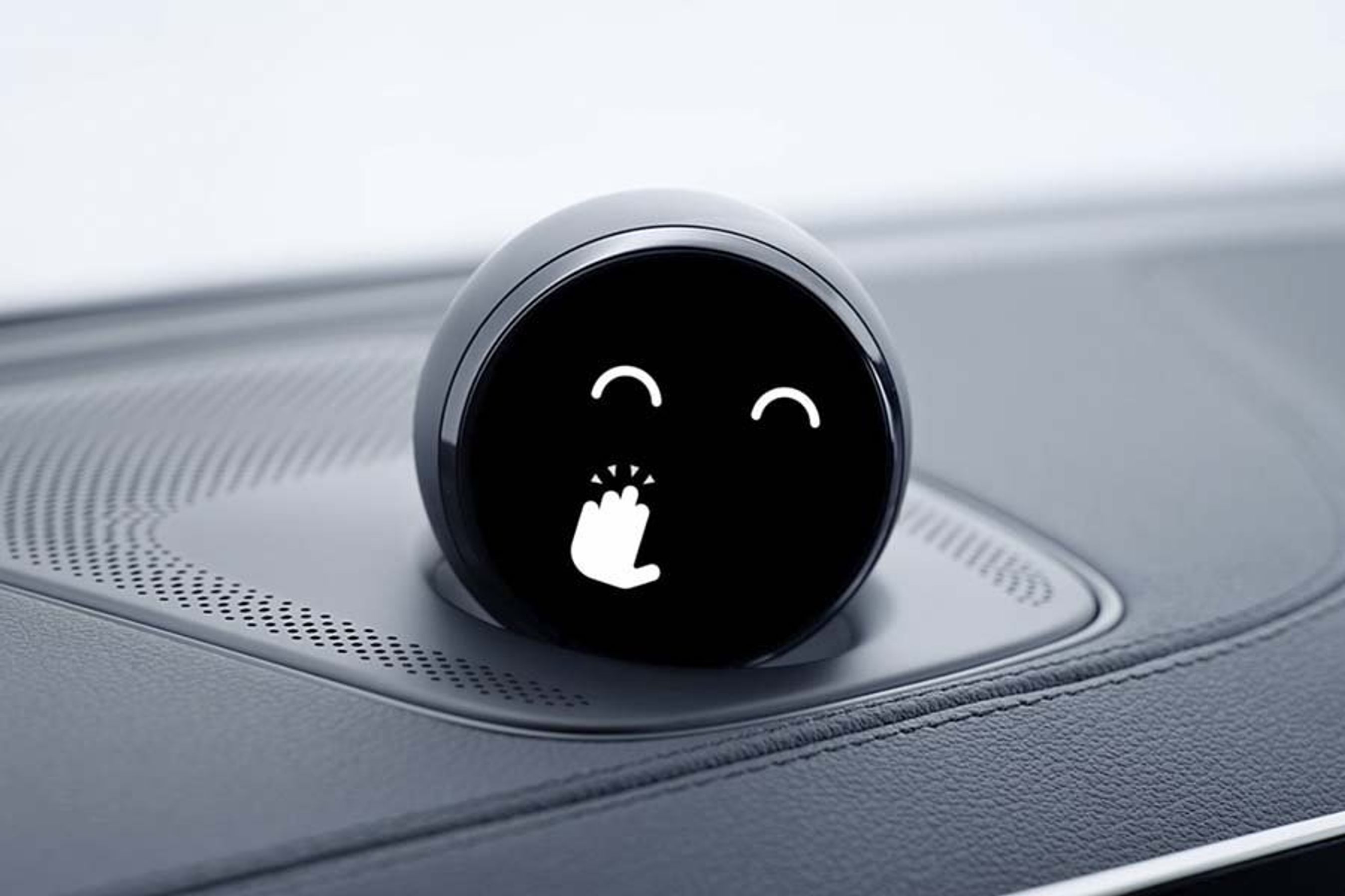 Nomi er Nios dygtige, digitale assistent, som for tiden er på danskkursus.