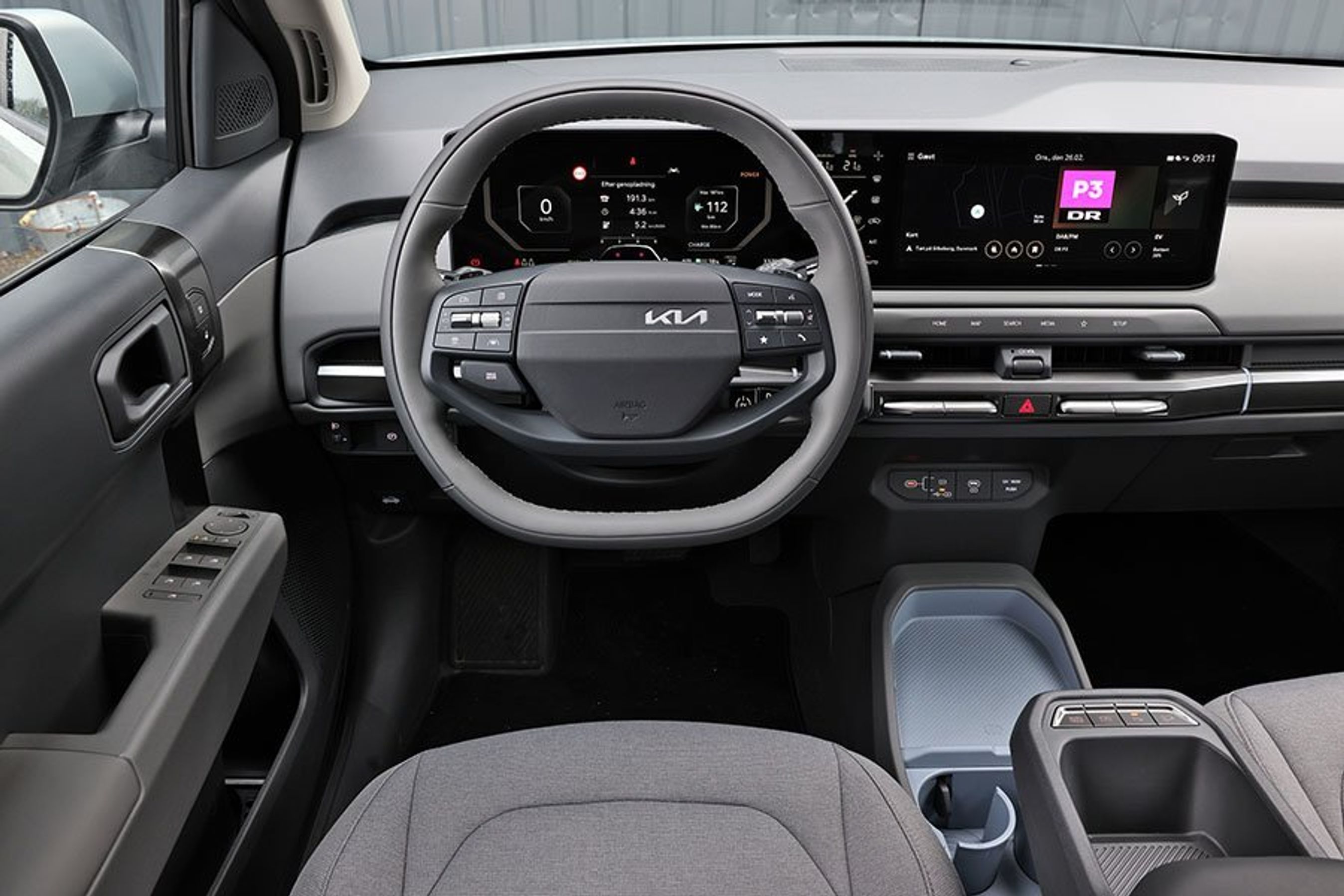 Førerpladsen i en Kia EV3